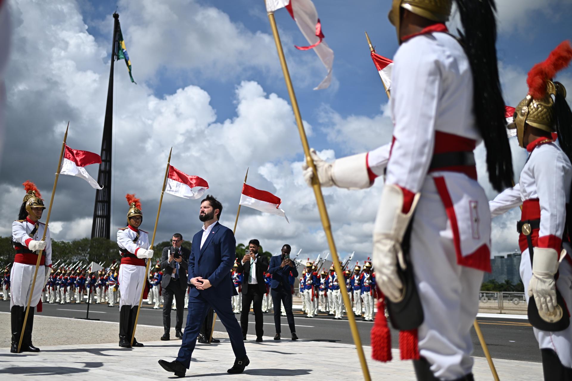 El presidente de Chile, Gabriel Boric, camina para ser recibido por el presidente de Brasil, Luiz Inácio Lula da Silva, este martes, en el Palácio del Planalto en Brasilia (Brasil). EFE/ Andre Borges
