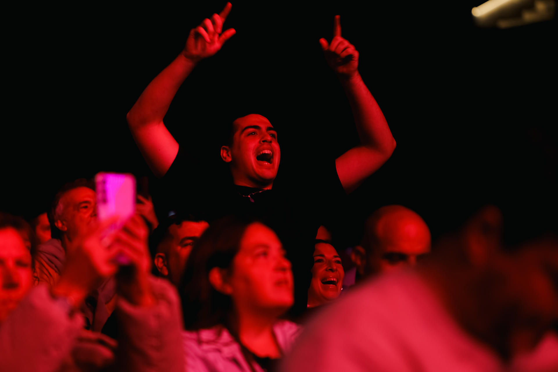 Personas asisten al concierto del cantante español Joaquín Sabina este viernes, en el Movistar Arena de Buenos Aires (Argentina). EFE/ Juan Ignacio Roncoroni
