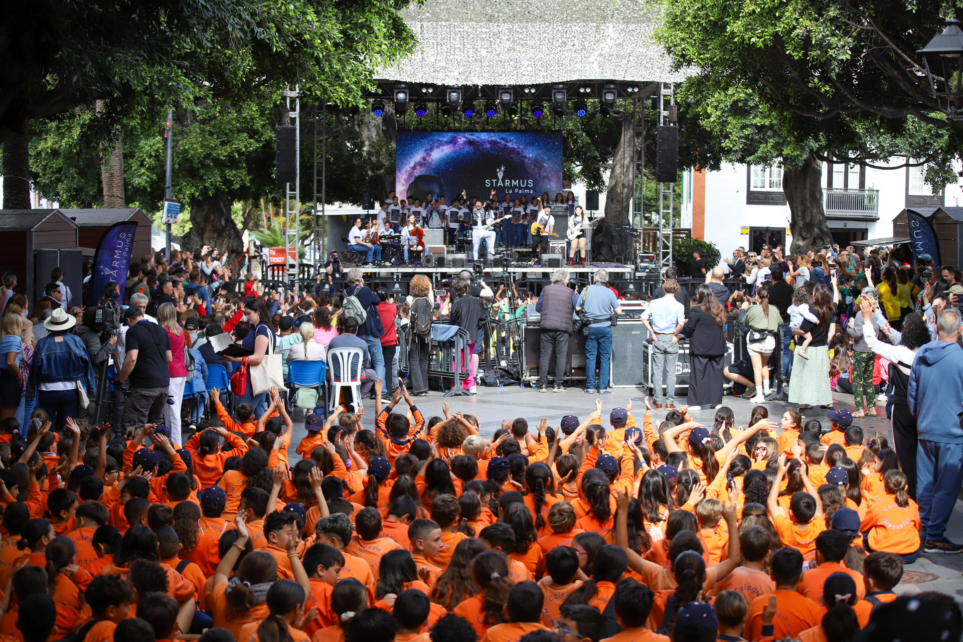 Las actividades complementarias del Festival Starmus, que se ha iniciado este viernes en La Palma, han comenzado con la actuación de Music Lab Kids + Momo, en la que participan más de un millar de alumnos con distintas actividades científicas y musicales. EFE / Luis G Morera