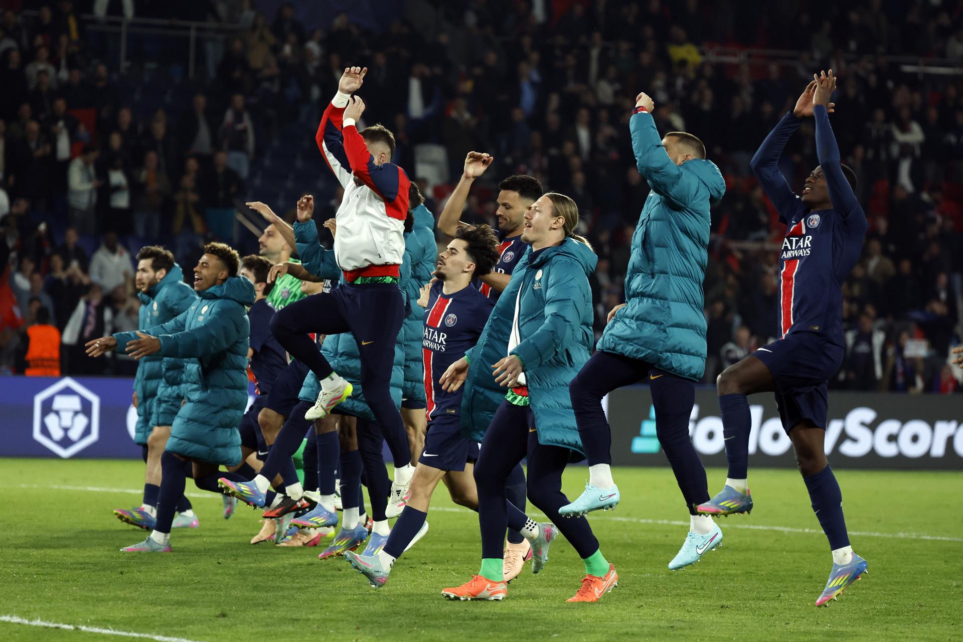 Los jugadores del PSG celebran la victoria frente al Aston Villa en la ida de los cuartos de final de la Liga de Campeones. EFE/EPA/MOHAMMED BADRA