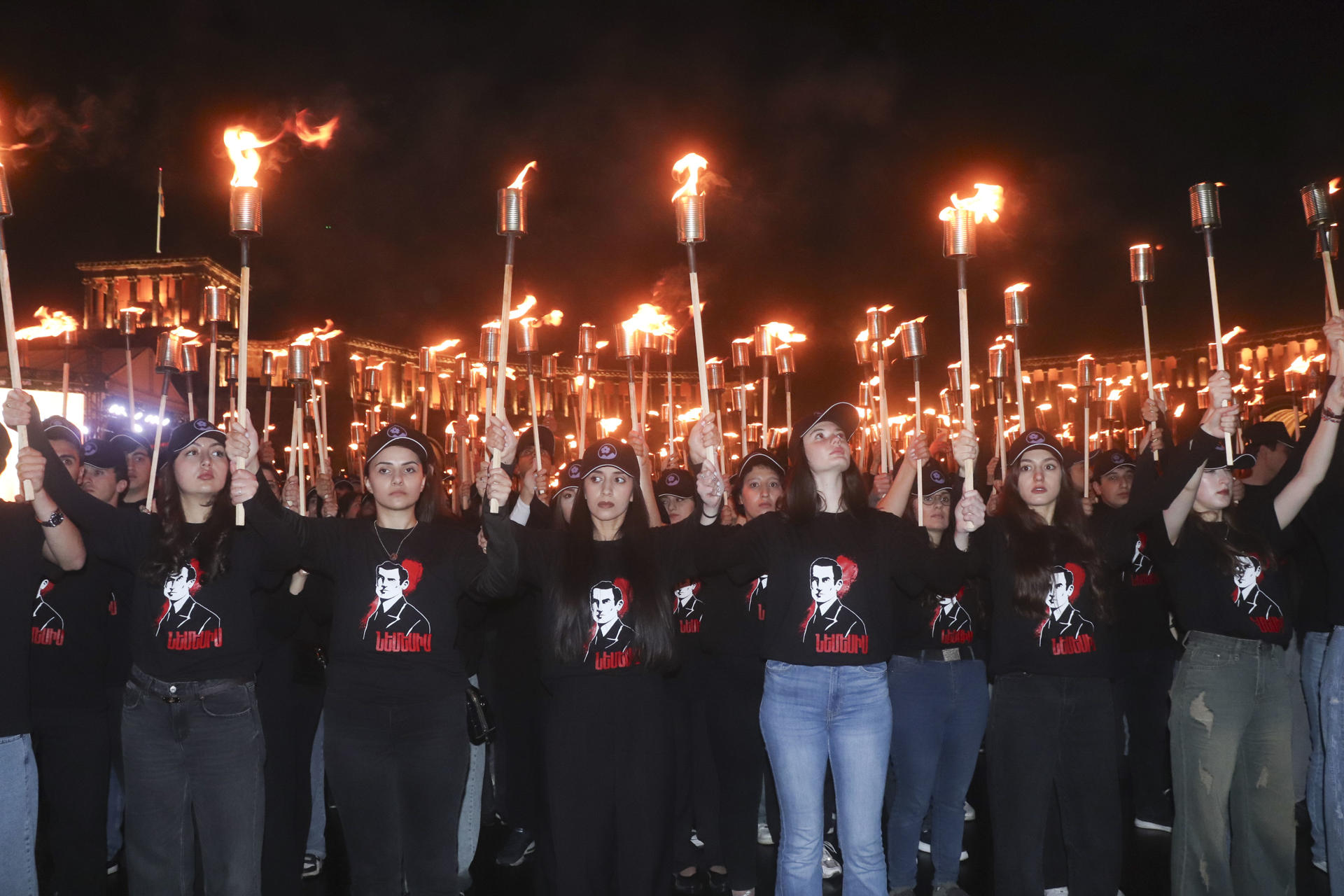 Decenas de miles de ciudadanos armenios se dirigen este jueves al memorial de Tsitsernakaberd para rendir homenaje a las víctimas del genocidio armenio en el Imperio otomano, tragedia que cumple hoy 110 años sin el reconocimiento turco. EFE/ Beatriz Arslanián