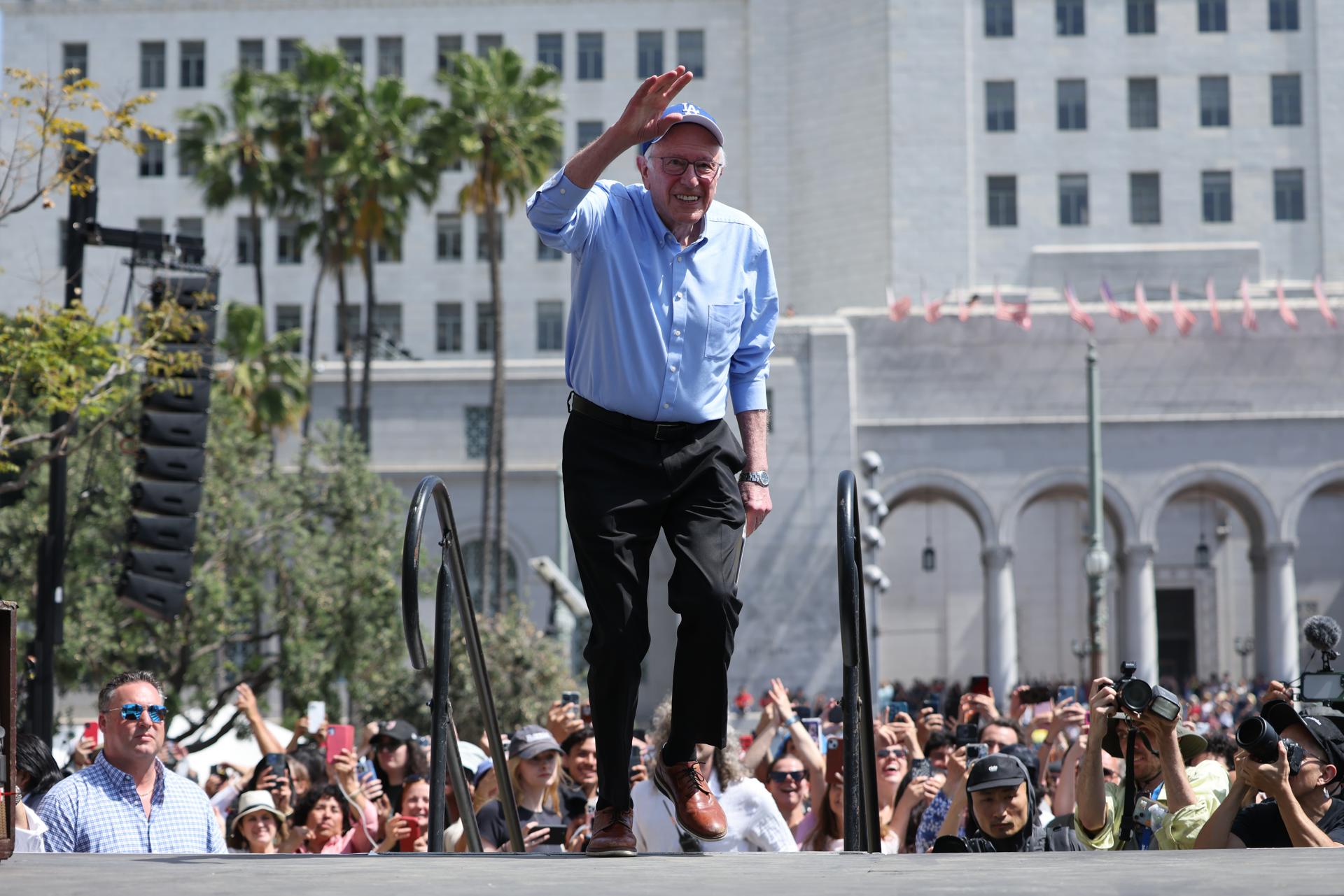 El senador estadounidense Bernie Sanders sube al escenario durante el mitin de la 'Gira contra la Oligarquía' en Grand Park en Los Ángeles, California, EE.UU., el 12 de abril de 2025. EFE/DAVID SWANSON