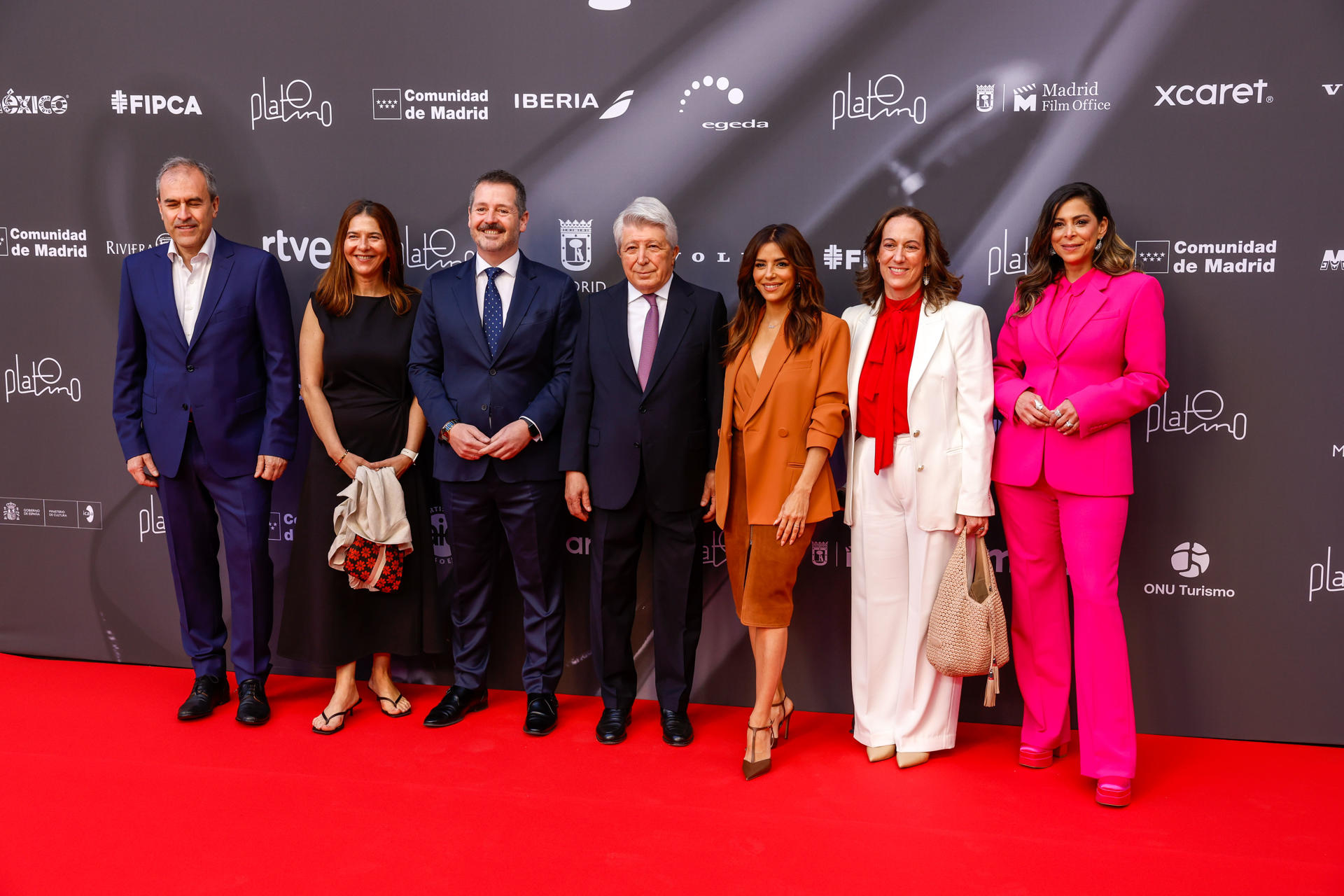 La actriz Eva Longoria (3d), que recibirá este domingo el Premio Platino de Honor en reconocimiento a su carrera cinematográfica y a su labor por visibilizar a la comunidad latina dentro de la industria audiovisual estadounidense, posa junto al productor y distribuidor Enrique Cerezo (c) y otras personalidades, este sábado antes de una rueda de prensa en el Teatro Albéniz. EFE/JJ Guillén