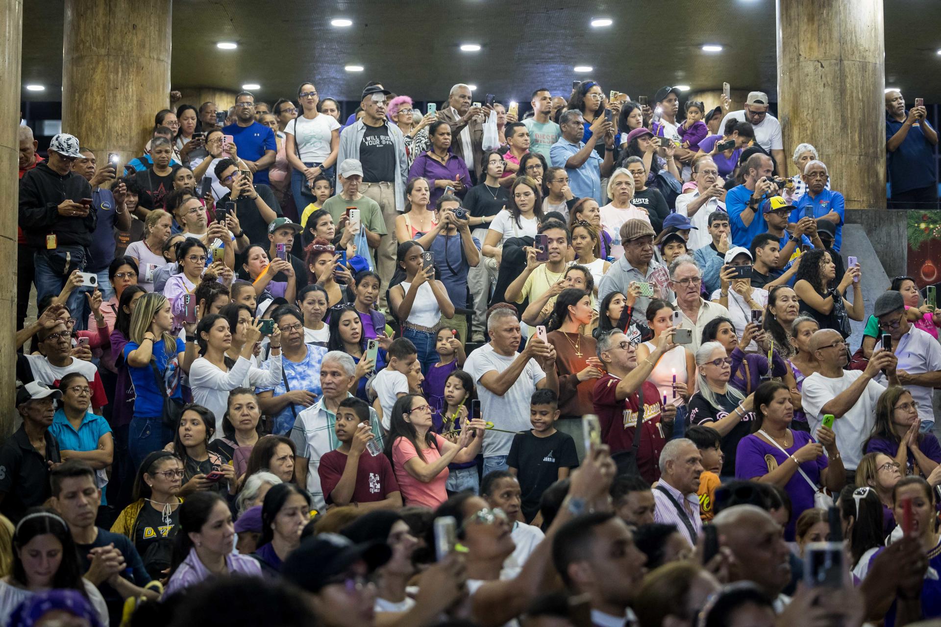 Personas participan durante una celebración tradicional de Semana Santa este miércoles, en Caracas (Venezuela). EFE/ Miguel Gutiérrez