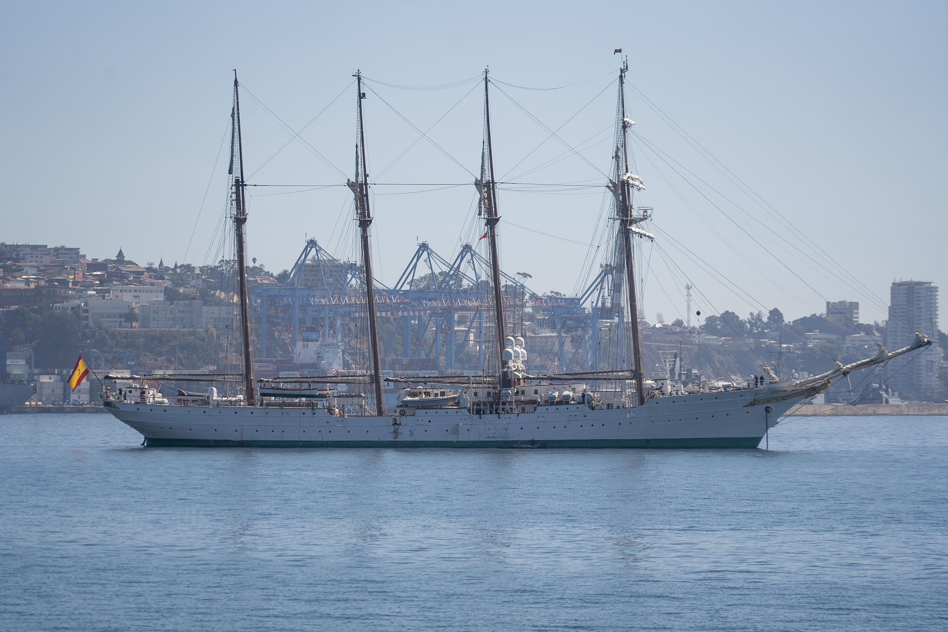 Vista general del buque escuela de la Armada española Juan Sebastián Elcano a su llegada este jueves, 3 de abril, al puerto de Valparaíso (Chile). EFE/Adriana Thomasa