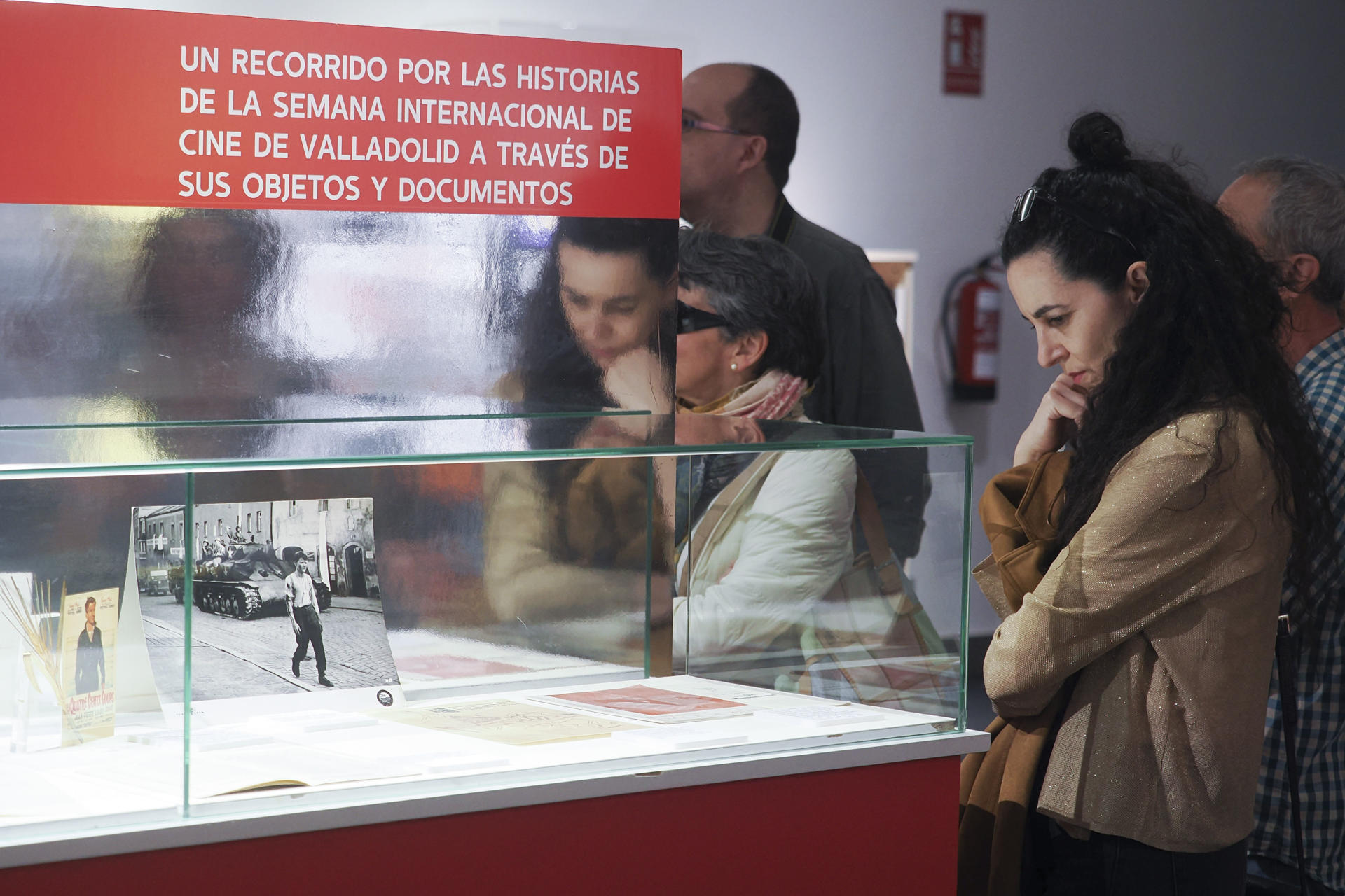 VALLADOLID, 30/04/2025.- La Seminci inaugura 'La Vitrina del mes', proyecto expositivo que propone un recorrido por las historias de la Semana Internacional de Cine de Valladolid a través de sus objetos y documentos. EFE/R. GARCÍA.
