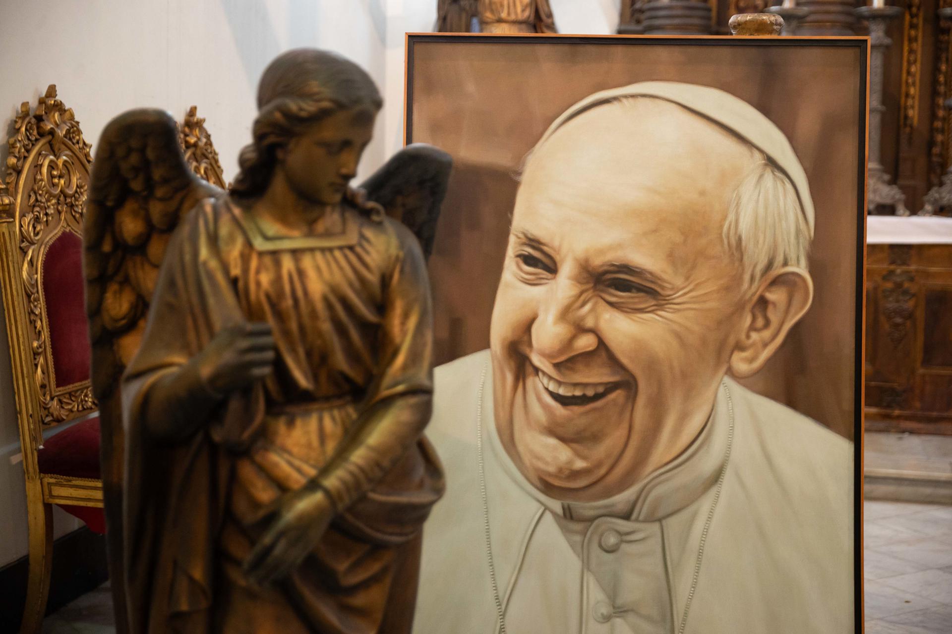 Fotografía de un retrato del papa Francisco durante una rueda de prensa este lunes, en Caracas (Venezuela). EFE/ Ronald Pena R