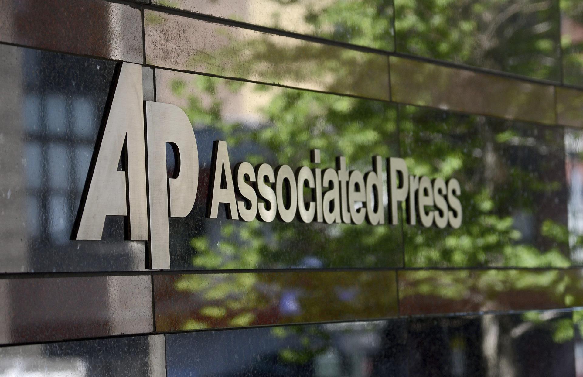 Fotografía de archivo fechada el 14 de mayo de 2013 que muestra la fachada de las oficinas de la agencia de noticias estadounidense Associated Press (AP) en su sede de Nueva York, Estados Unidos. EFE/Andrew Gombert