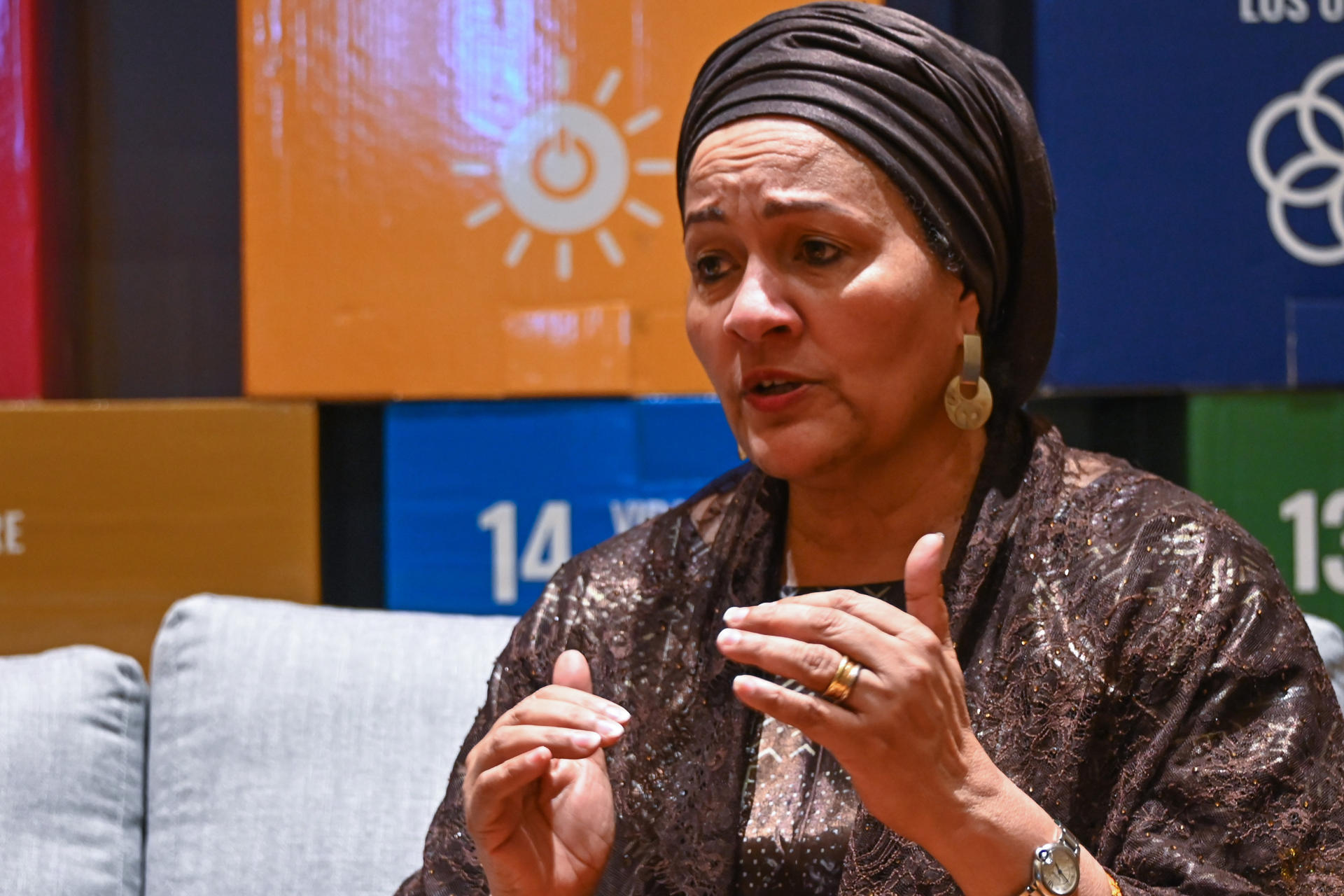 La vicesecretaria general de las Naciones Unidas, Amina Mohammed, habla durante una entrevista con EFE este lunes, en la sede del organismo en Montevideo (Uruguay). EFE/ Federico Gutiérrez