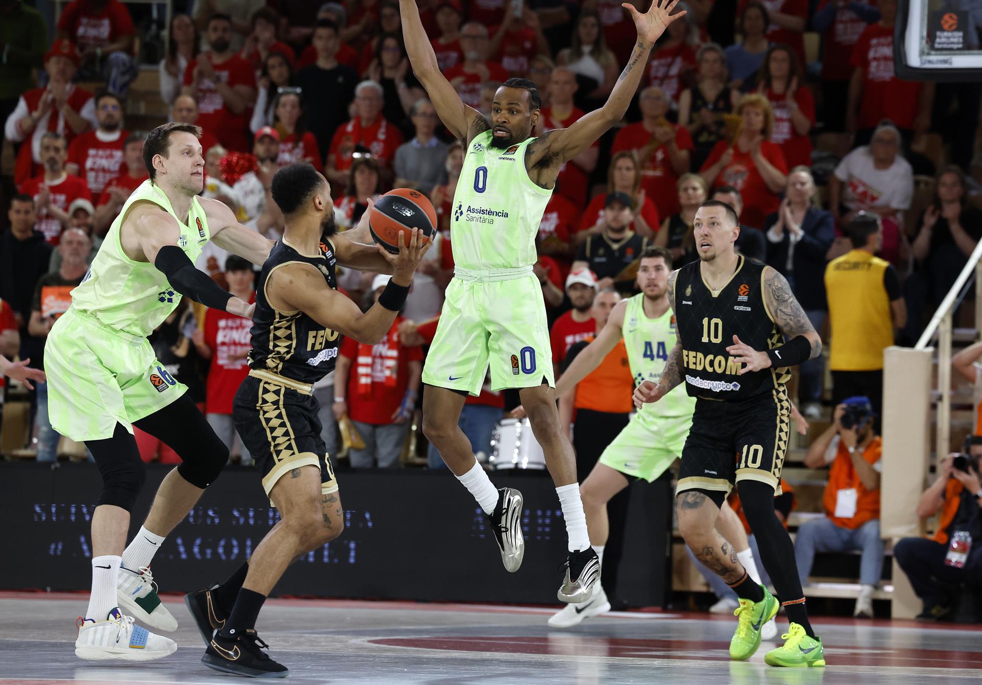 Elie Okobo (i) del AS Mónaco y Kevin Punter (d) del Barcelonaen en el segundo partido de los cuartos de final de la Euroliga. EFE/EPA/SEBASTIEN NOGIER