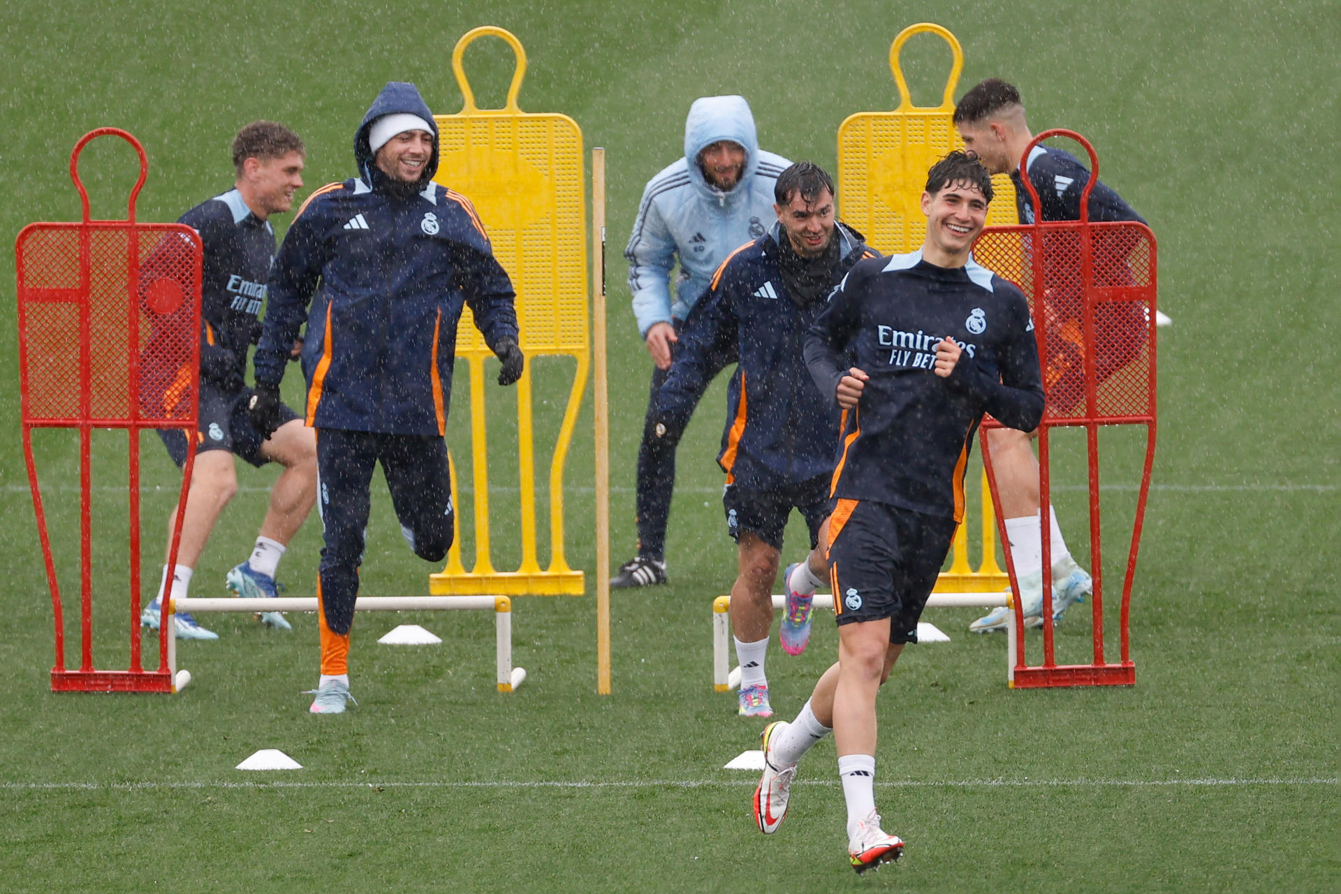 Los jugadores del Real Madrid durante el entrenamiento del equipo este viernes en la víspera de su partido de LaLiga ante el Valencia.Andriy Lunin superó este viernes la prueba a la que se sometió en el último entrenamiento del Real Madrid antes de recibir al Valencia en el estadio Santiago Bernabéu y fue incluido por su entrenador, Carlo Ancelotti, en una convocatoria con la ausencia por tercer encuentro consecutivo de Thibaut Courtois. EFE/Chema Moya