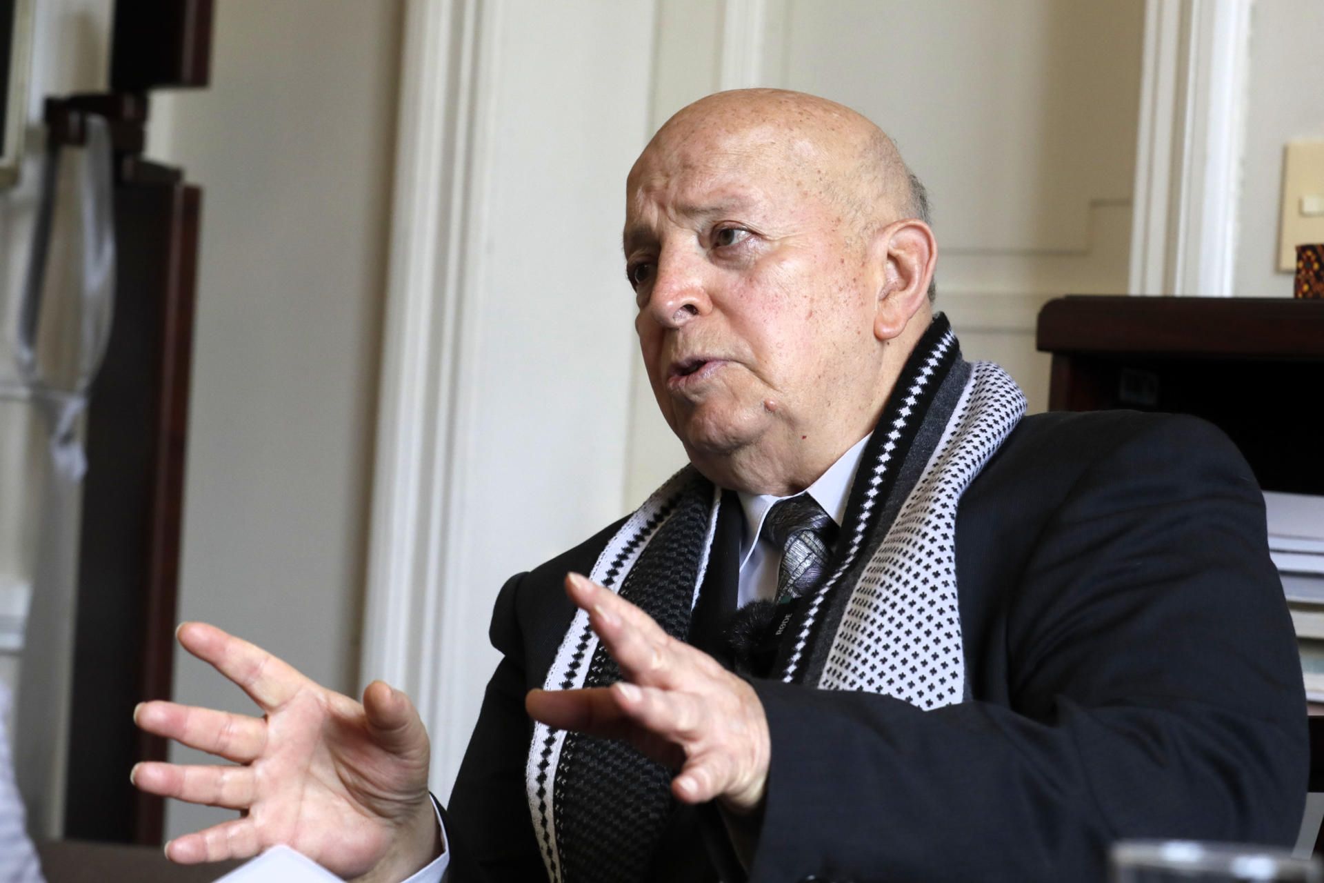 El consejero comisionado para la Paz de Colombia, Otty Patiño, habla durante una entrevista con EFE este lunes, en Bogotá (Colombia). EFE/ Carlos Ortega