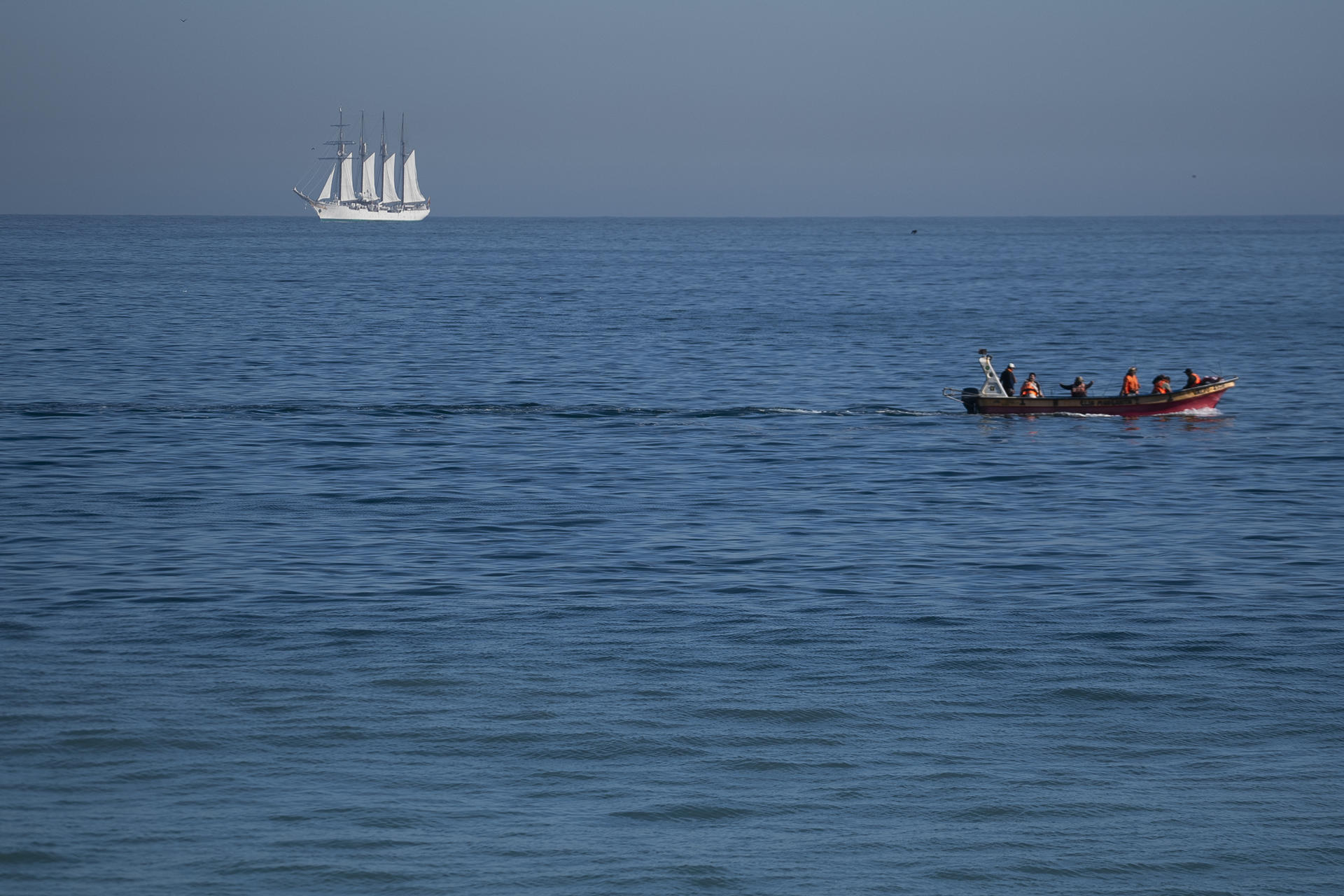 El buque Juan Sebastián Elcano donde viaja la princesa Leonor de Borbón, navega aproximándose este jueves a Valparaíso (Chile). EFE/ Adriana Thomasa