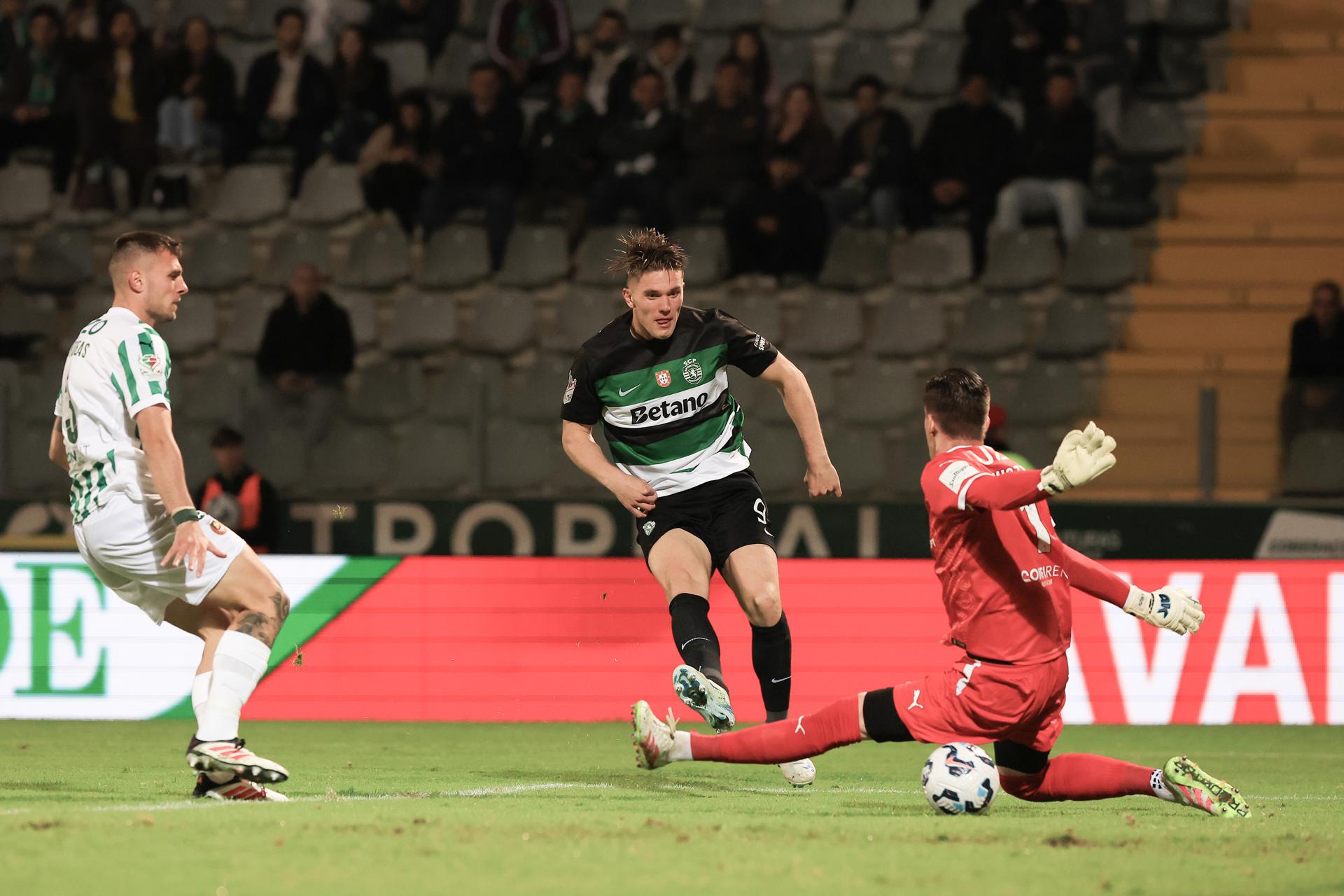 El jugador del Sporting Viktor Gyokeres (c) logra un gol durante el partido de Copa ante el Rio Aveebn Pacos de Ferreira, Portugal. EFE/EPA/ESTELA SILVA