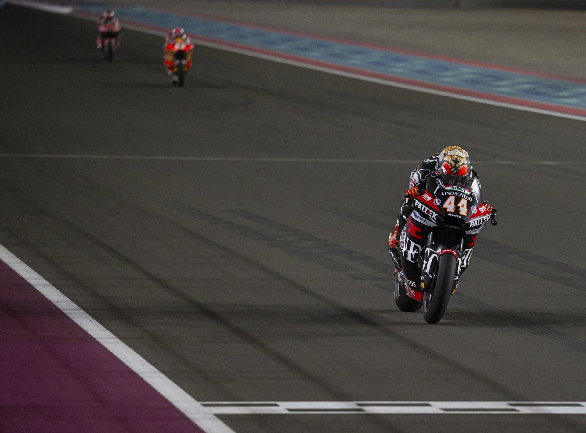 El piloto español de Motot2 Aron Canet, del equipo Fantic Racing LINO SONEGO, celebra su victoria en la carrera de Moto2 que s eha disputado en el Circuito Internacional de Lusail, Catar. EFE/EPA/NOUSHAD THEKKAYIL