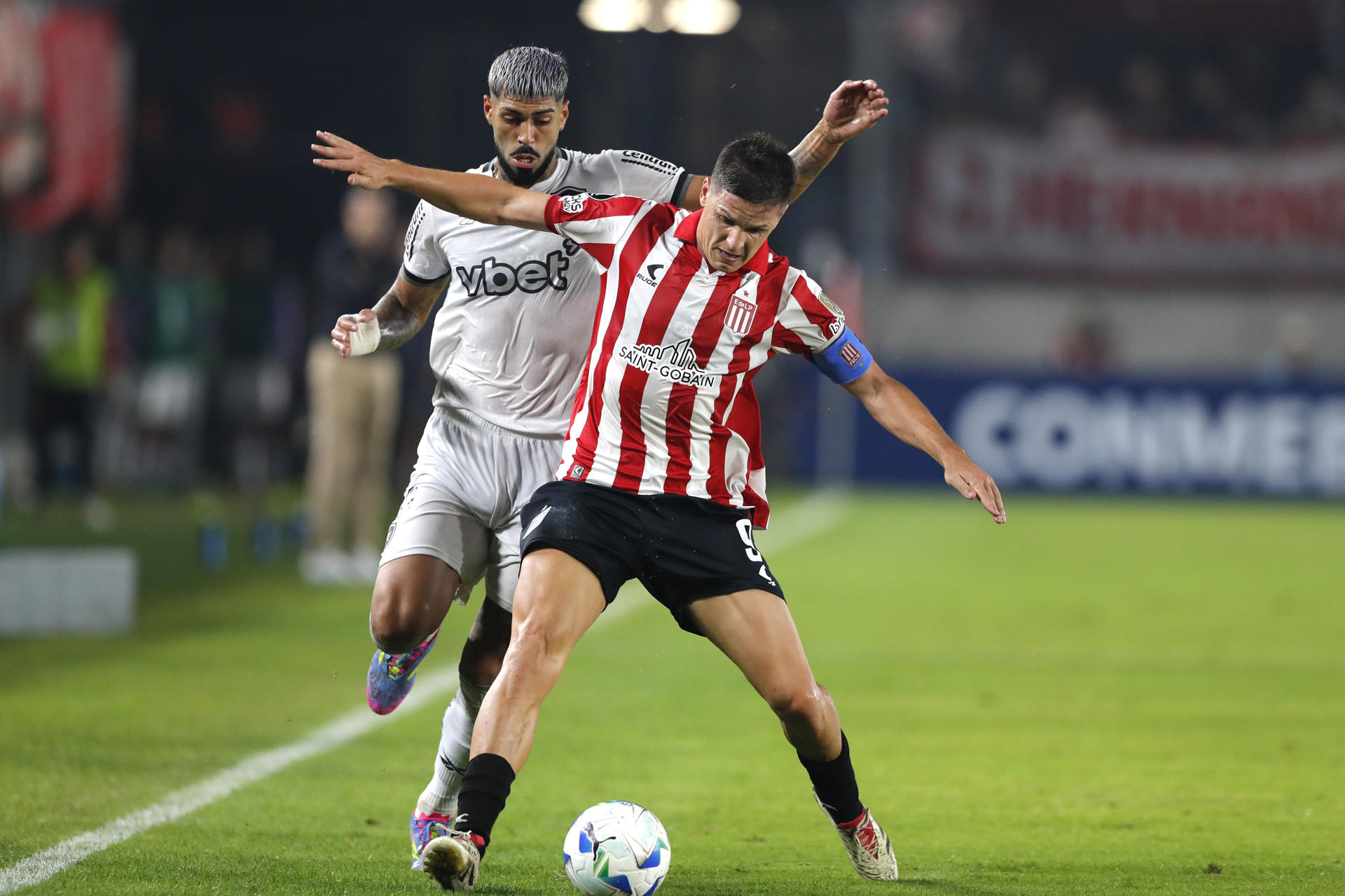 Guido Carrillo (d) de Estudiantes de la Plata disputa un balón con Alexander Barboza de Botafogo en un partido de la fase de grupos de la Copa Libertadores. EFE/ Demian Alday Estevez