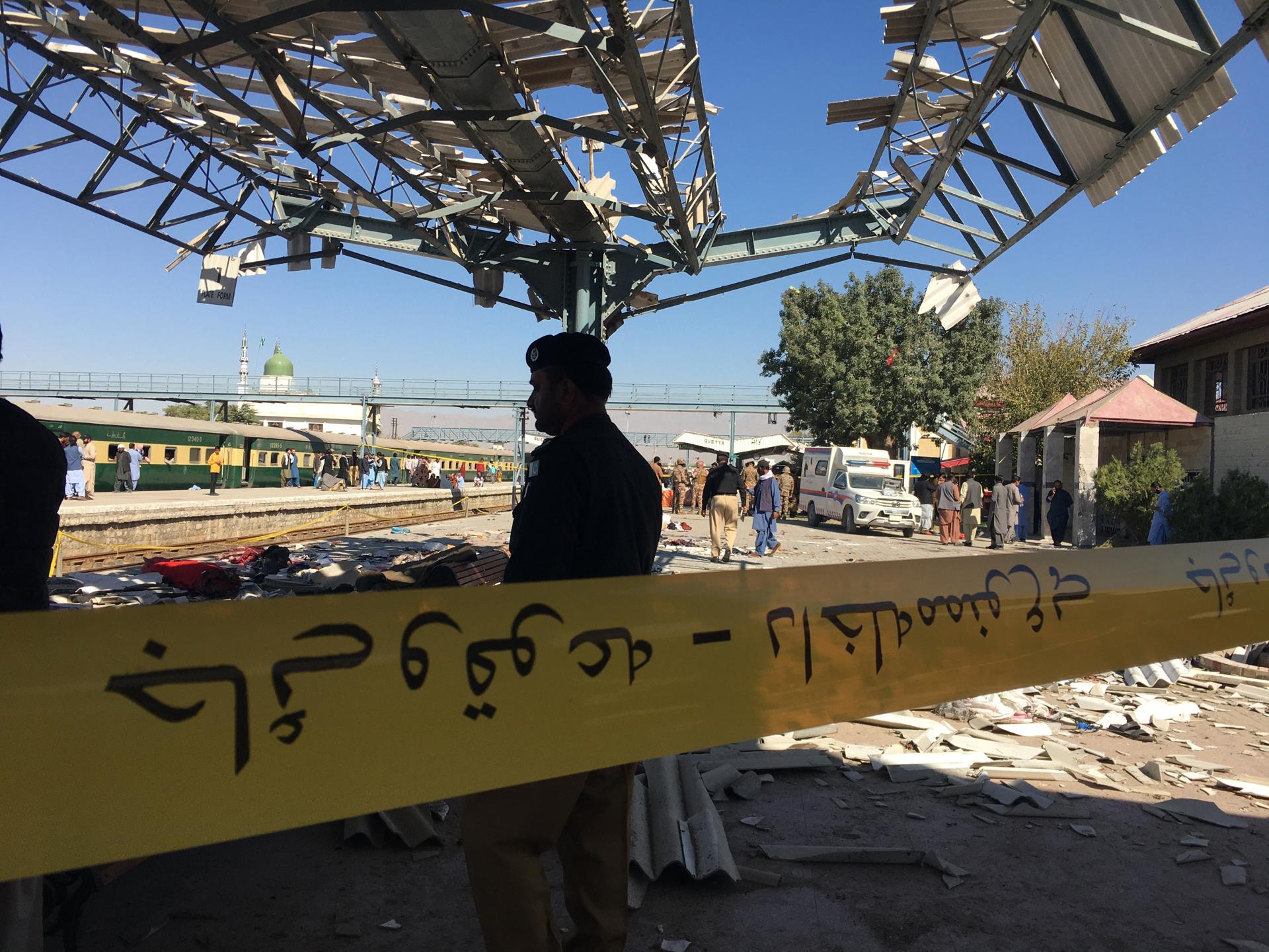 Funcionarios de seguridad paquistaníes inspeccionan la escena de una explosión en una estación de tren en Quetta, la capital provincial de la agitada provincia de Balochistán, Pakistán, 09 de noviembre de 2024. EFE/EPA/FAYYAZ AHMED