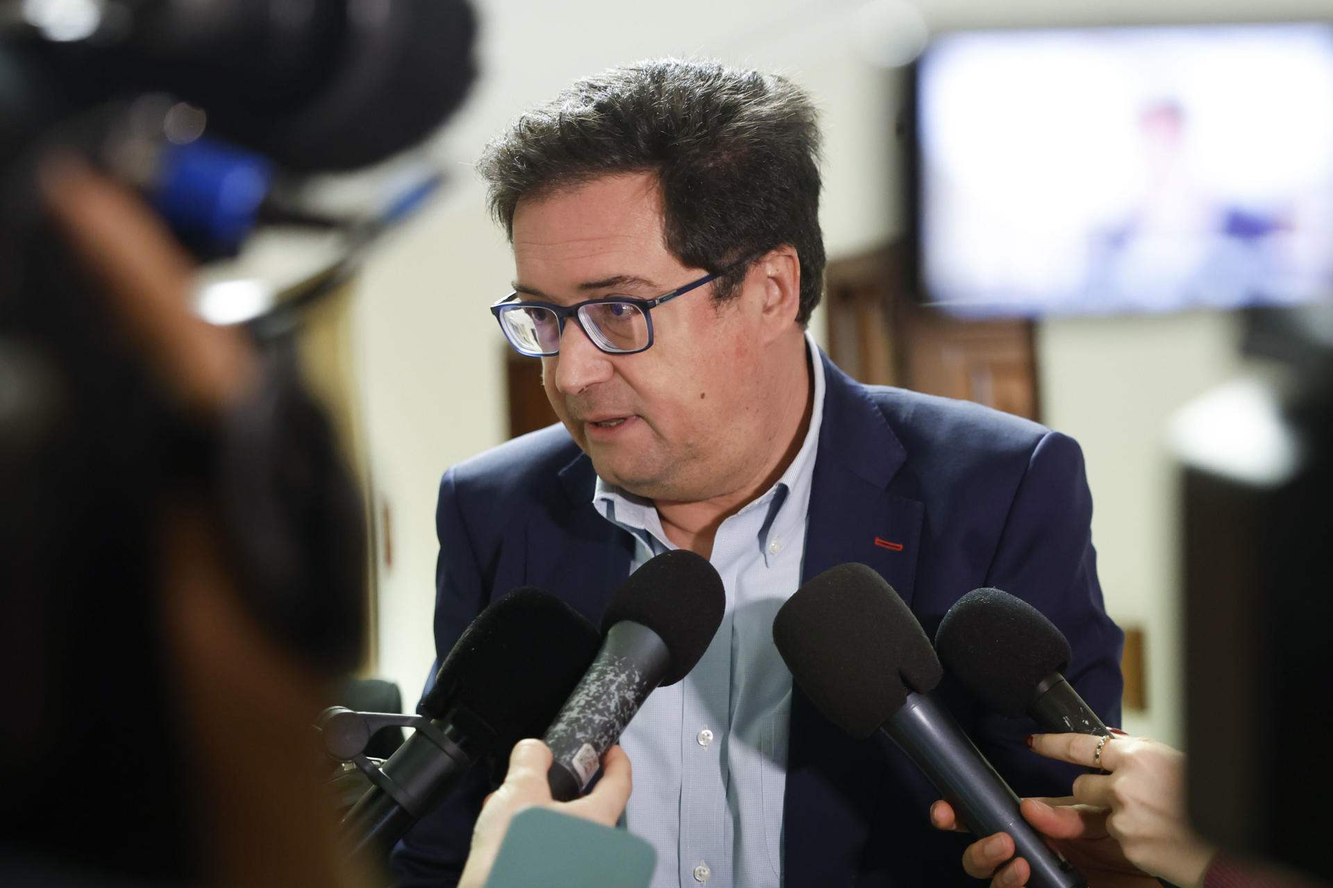 El ministro para la Transformación Digital y de la Función Pública de España, Óscar López, hace declaraciones este viernes en el Congreso. EFE/ Mariscal