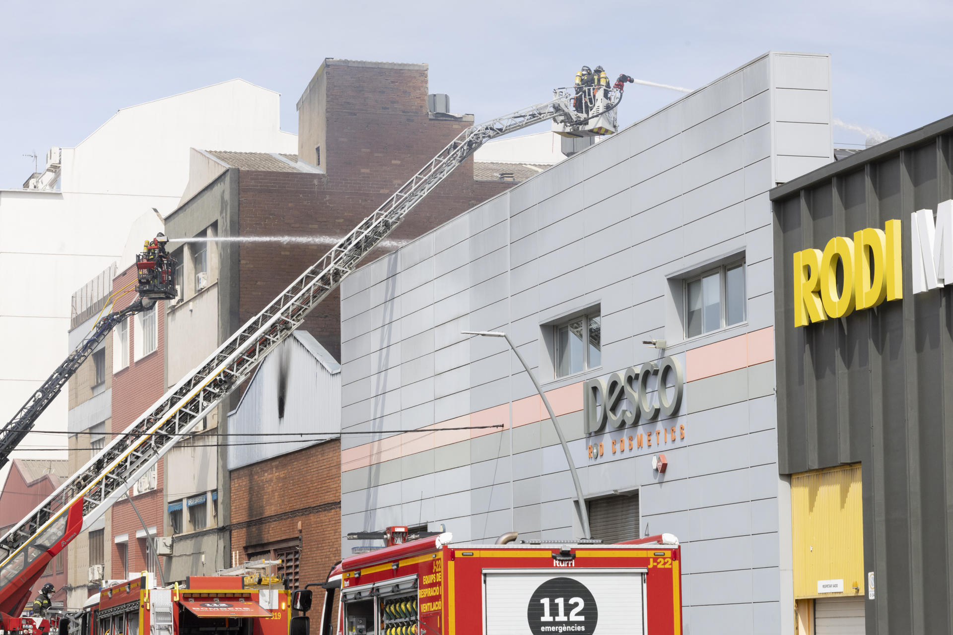 Los bomberos luchan contra el incendio en una nave industrial del barrio del Bon Pastor.EFE/ Marta Pérez