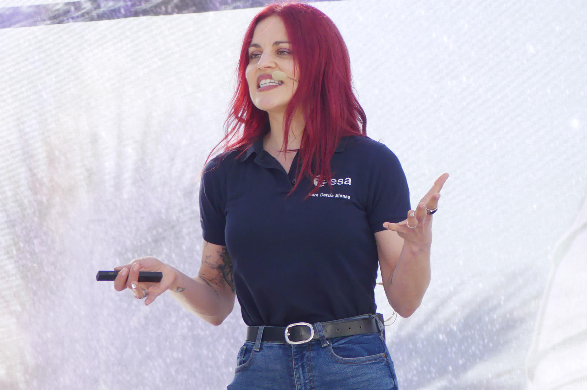 Sara García, biotecnóloga y astronauta de reserva de la ESA, durante su intervención en el Festival Starmus en el que ofreció la charla "Medicina de otro mundo". EFE/Miguel Calero