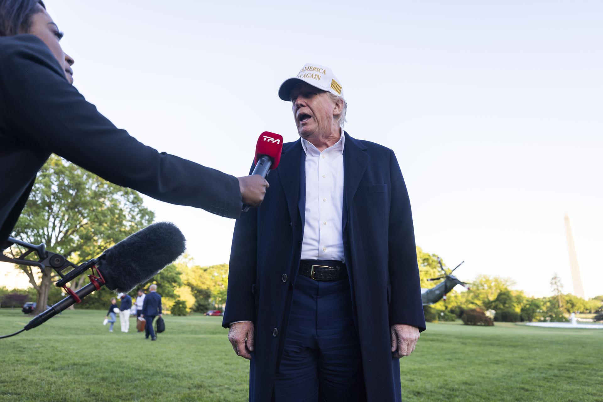 El presidente de EE.UU., Donald Trump, entrega declaraciones desde su club de golf. EFE/JIM LO SCALZO