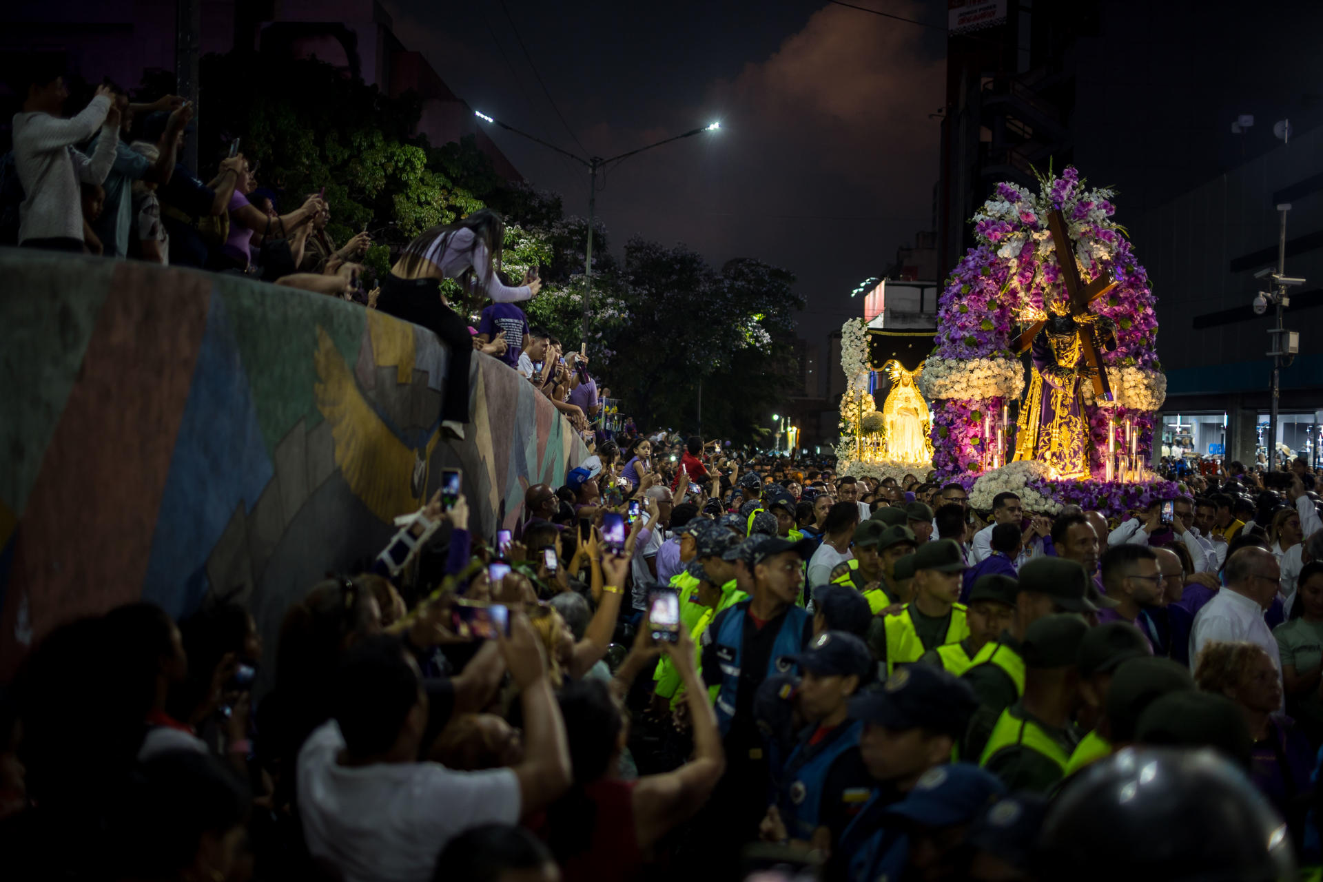 Personas participan durante una celebración tradicional de Semana Santa este miércoles, en Caracas (Venezuela). EFE/ Miguel Gutiérrez