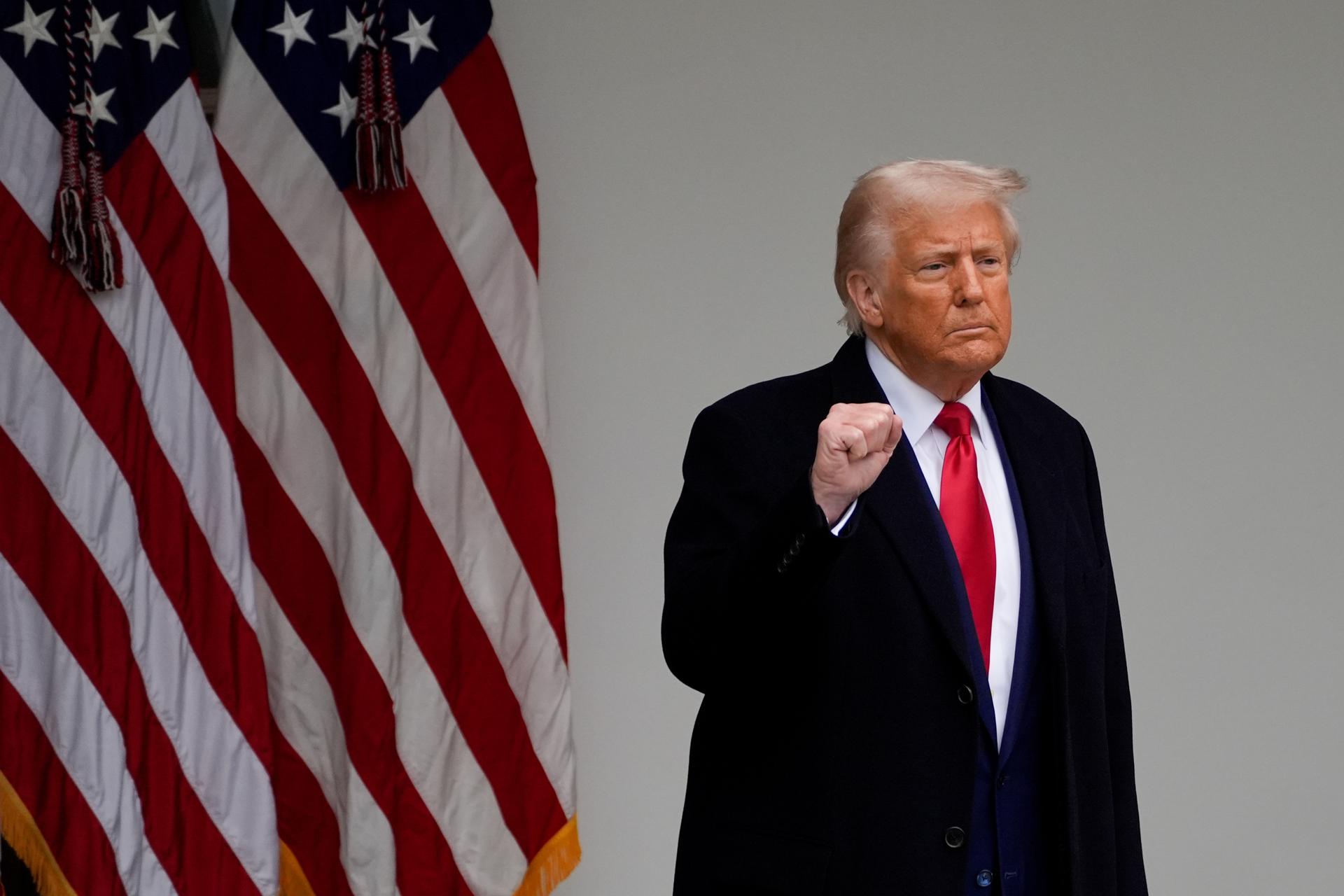 El presidente de EE. UU., Donald Trump, gesticula durante un anuncio de tarifas en el Jardín de Rosas de la Casa Blanca en Washington, DC, EE. UU., este 2 de abril de 2025. EFE/EPA/KENT NISHIMURA / POOL