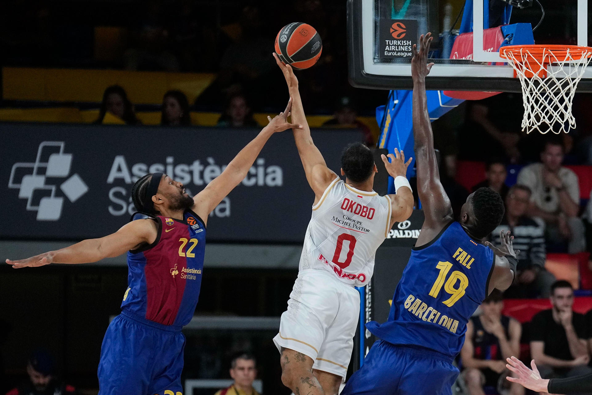 Los jugadores del Barça, Jabari Parker (i) y Youssoupha Fall (d) defienden al base del Mónaco Ellie Okobo durante el tercer partido de la eliminatoria de cuartos de final de la Euroliga de baloncesto entre el Barça y el AS Mónaco, este miércoles en el Palau Blaugrana. EFE/ Enric Fontcuberta.
