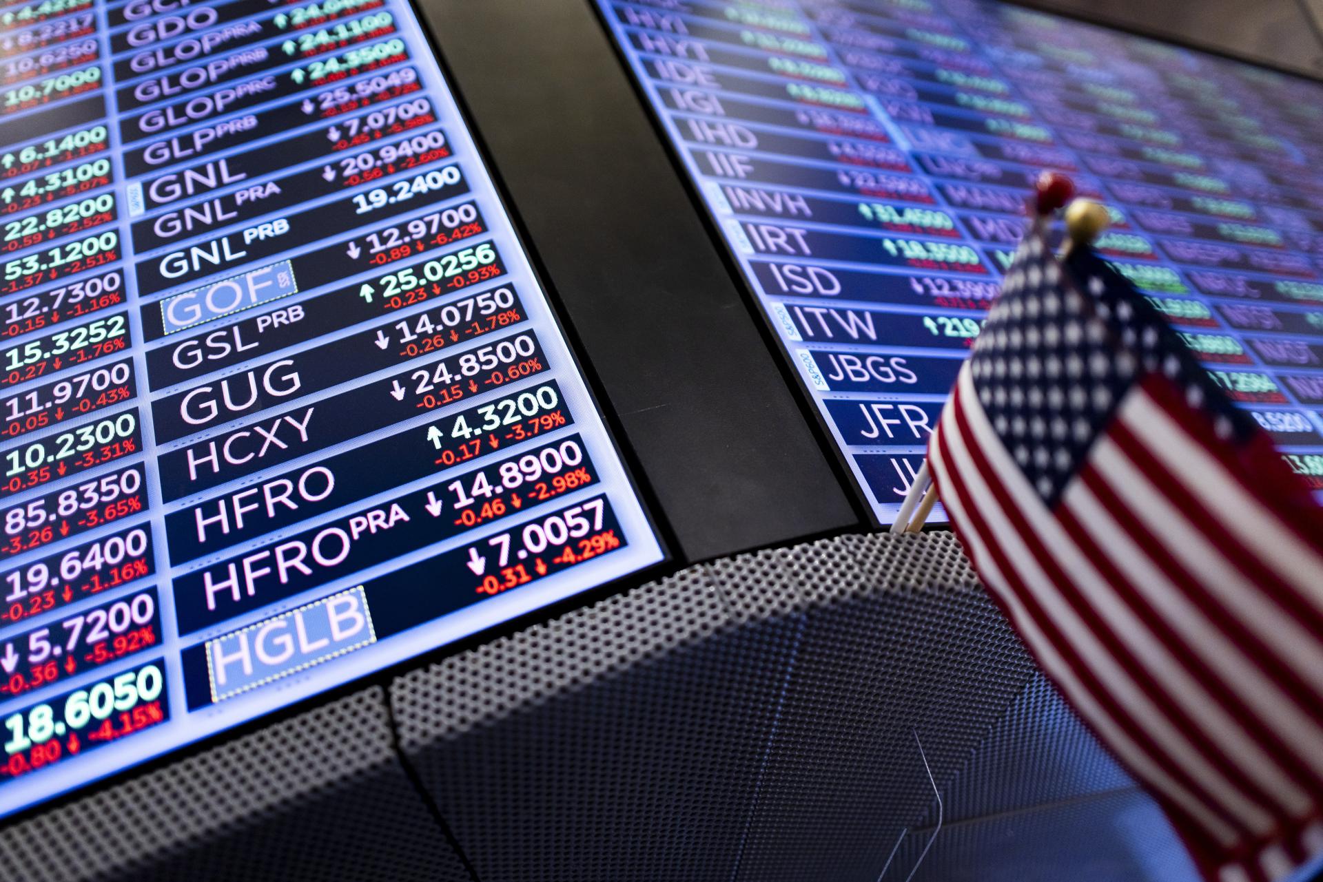 Fotografía de este lunes de indicadores en la Bolsa de Nueva York (EE.UU.). EFE/EPA/JUSTIN LANE