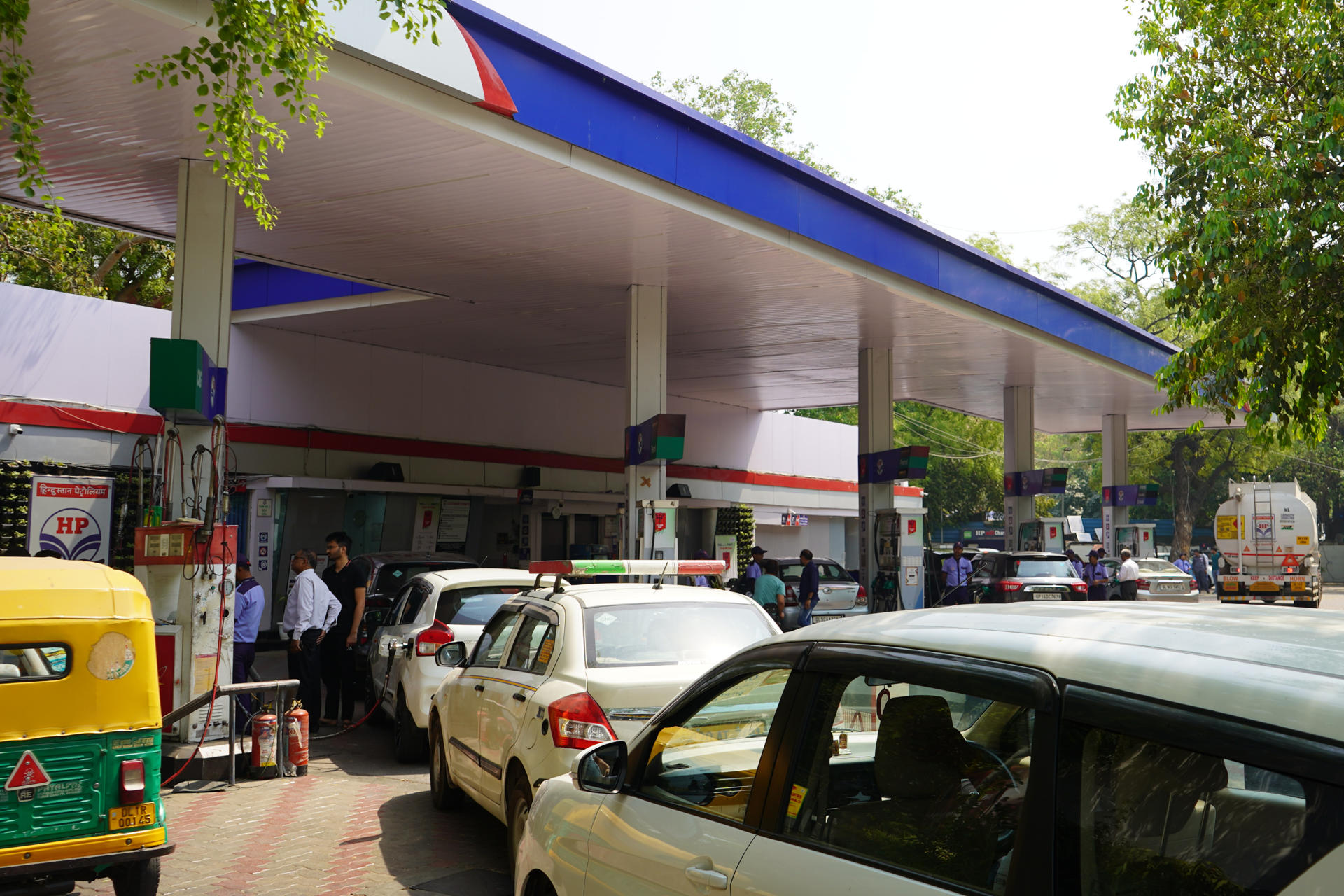 Conductores de Nueva Delhi comienzan a apagar los motores de sus coches con incertidumbre, ante la entrada en vigor de una medida que impedirá a partir de la próxima semana repostar a cualquier vehículo de gasolina con más de 15 años de antigüedad y de diésel con más de diez. EFE/ Lucía Goñi