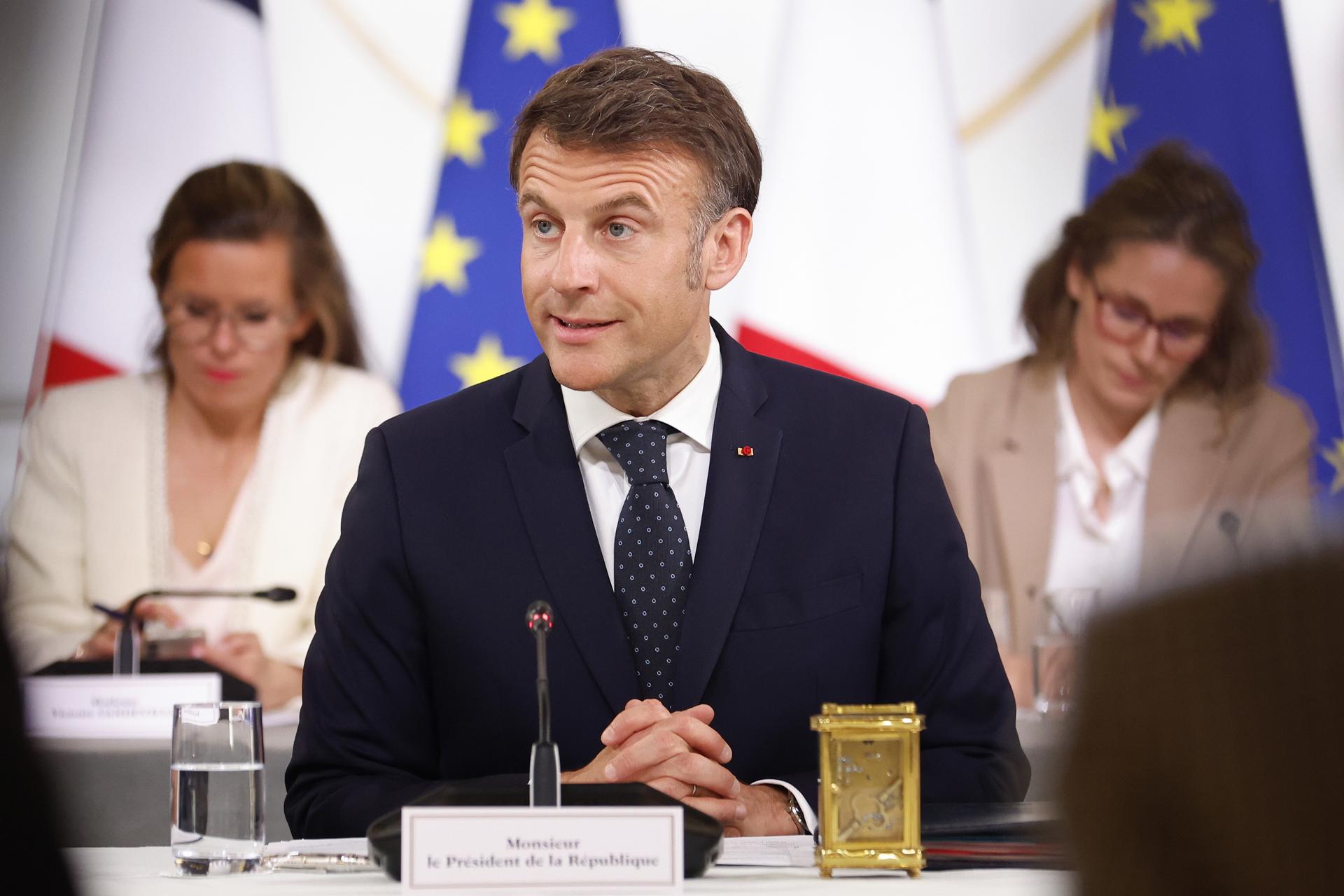 PARIS, 3/04/2025.- El presidente de Francia, Emmanuel Macron, durante la reunión que mantuvo hoy en el palacio del Elíseo con miembros del gobierno francés y representantes de los sectores económicos franceses más afectados por los aranceles impuestos por la adrministración del mandatario estadounidense, Donald Trump, y que consideró "brutales" e "infundados". EFE/EPA/MOHAMMED BADRA/POOL