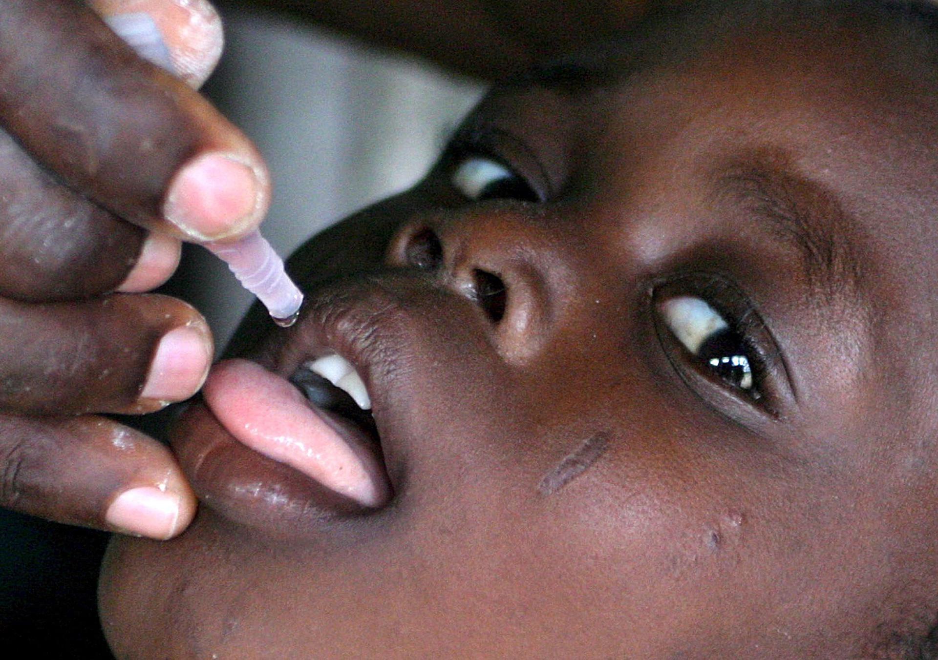 Foto archivo. Un niño nigeriano recibe una vacuna contra la polio en la localidad de Abubun, cerca de Lagos, Nigeria. EFE/Onome Oghene