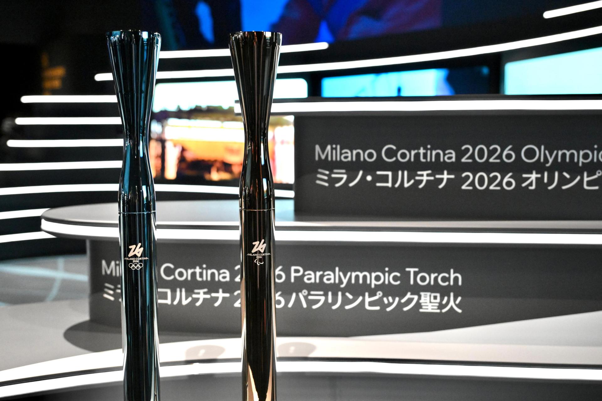 La organización de los Juegos Olímpicos y Paralímpicos de Invierno Milán-Cortina 2026 presentó este lunes de forma simultánea en Osaka y Milan sus dos nuevas antorchas sostenibles, fabricadas con materiales reciclados y un sistema que permite recargarlas 10 veces, lo que reduce el número de cambios necesarios durante los relevo. EFE/ALESSANDRO DI MEO