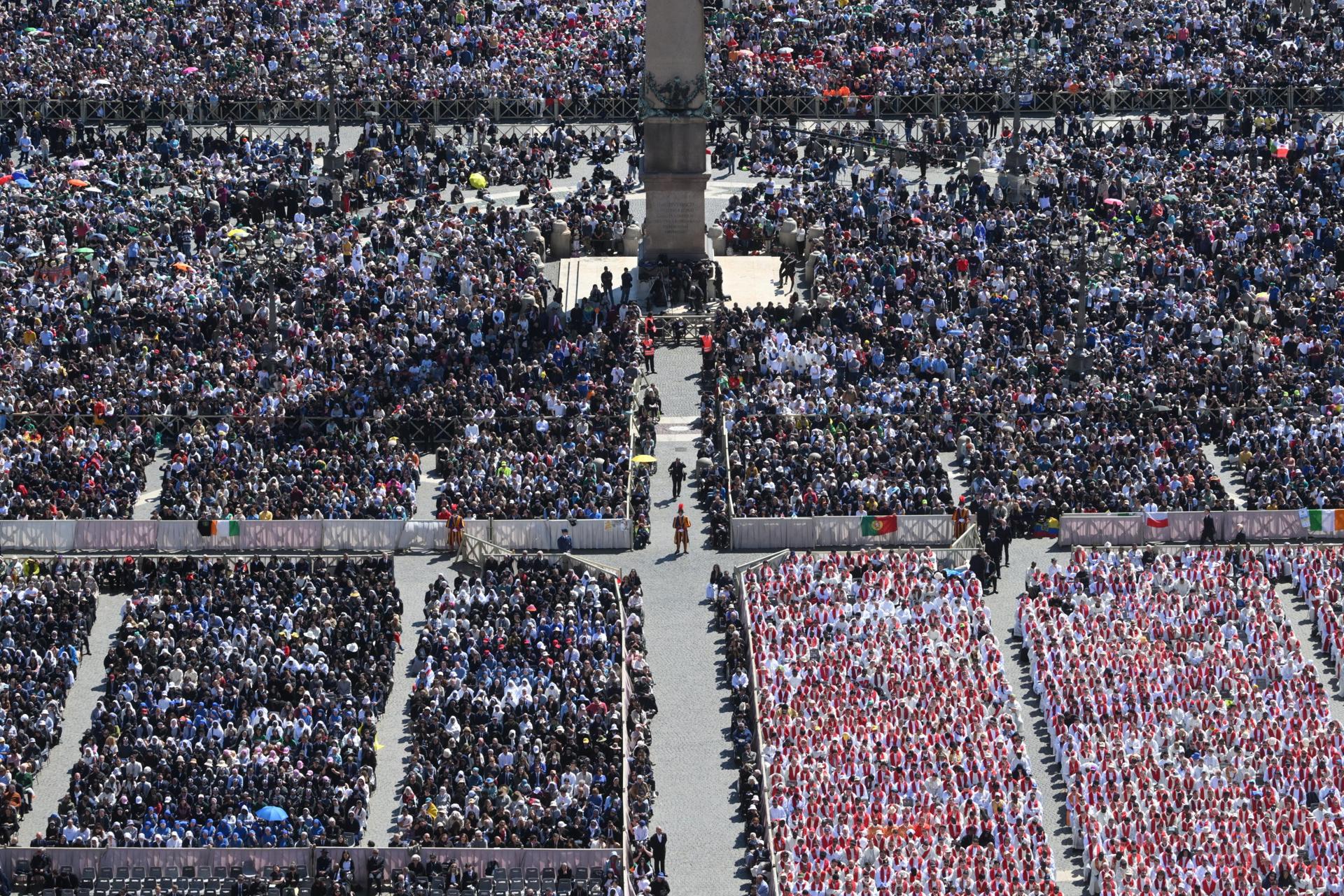 Una vista aérea muestra a los fieles asistiendo a la misa funeral del papa Francisco en la Plaza de San Pedro, en la Ciudad del Vaticano, el 26 de abril de 2025. EFE/EPA/ALESSANDRO DI MEO