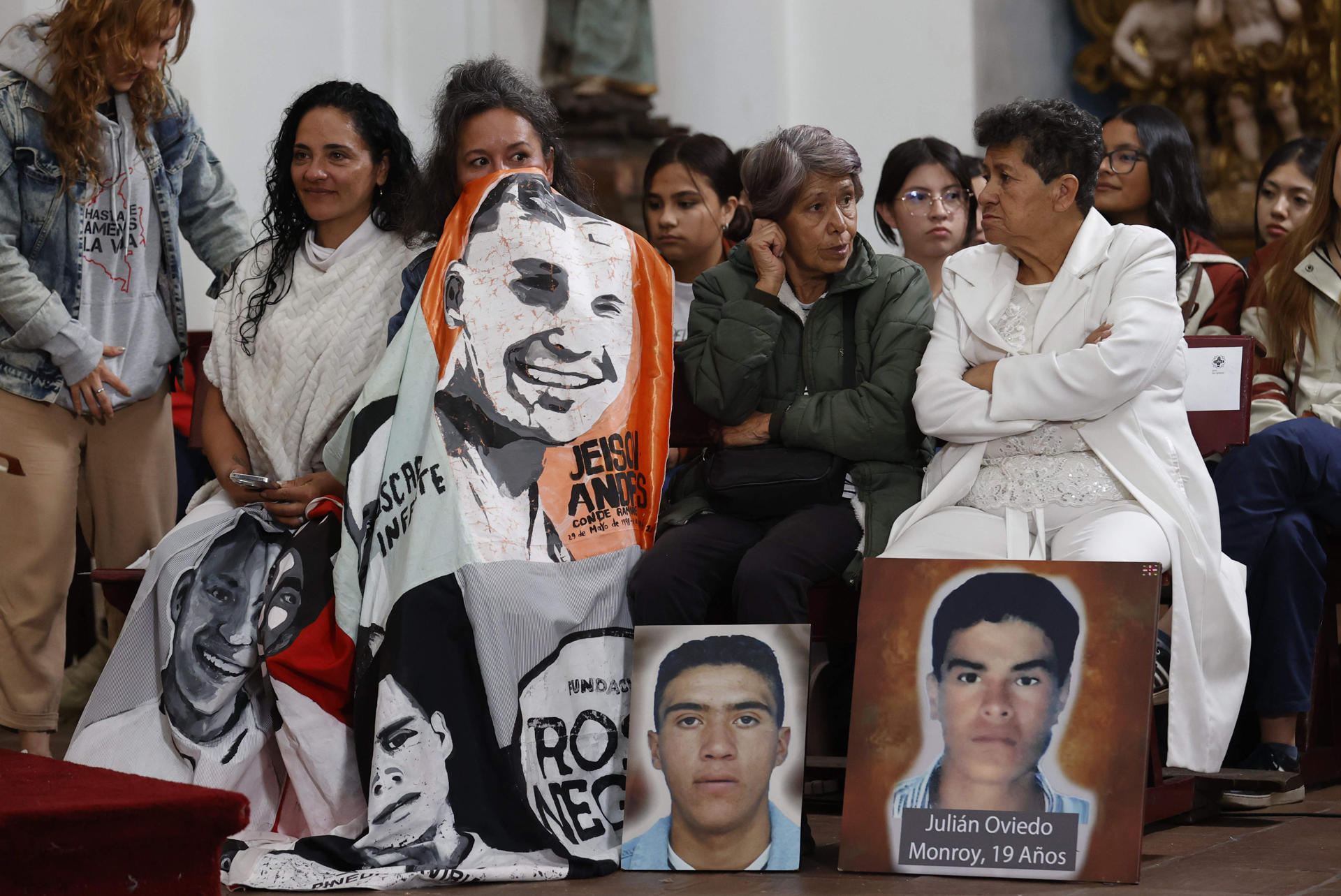 Víctimas del conflicto armado participan en un evento en conmemoración del Día Nacional de la Memoria y la Solidaridad con las Víctimas del Conflicto Armado este miércoles, en la iglesia San Ignacio, en Bogotá (Colombia). EFE/Mauricio Dueñas Castañeda