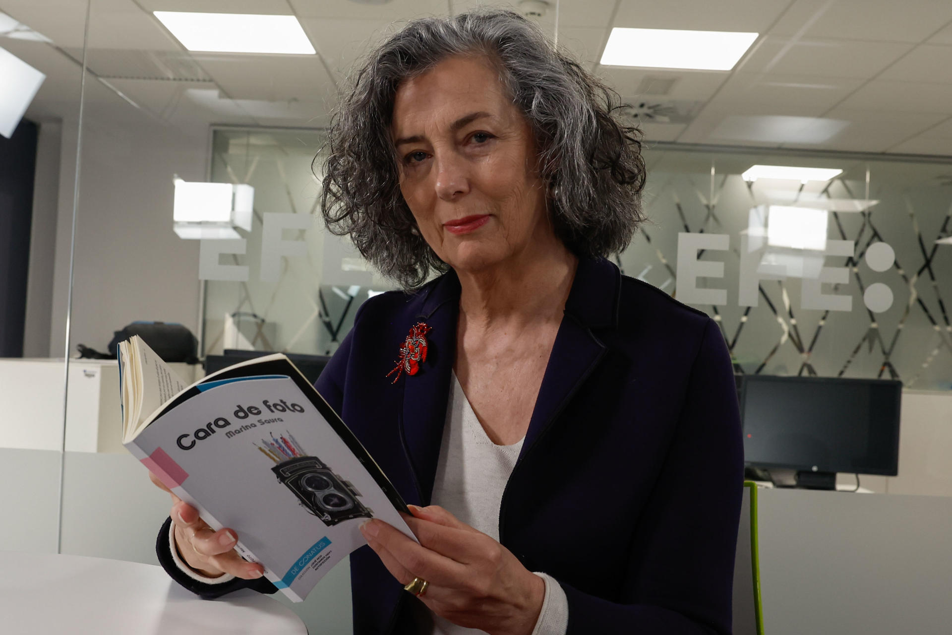 Debutó como escritora con un libro de relatos a los 60 años, cuando dejaron de llamarla para trabajar como actriz y ahora, a los 67, Marina Saura publica su primera novela, 'Cara de foto' (De Conatus), una historia de búsqueda de identidad y de amor a partir de sus propios recuerdos familiares. EFE/Ballesteros