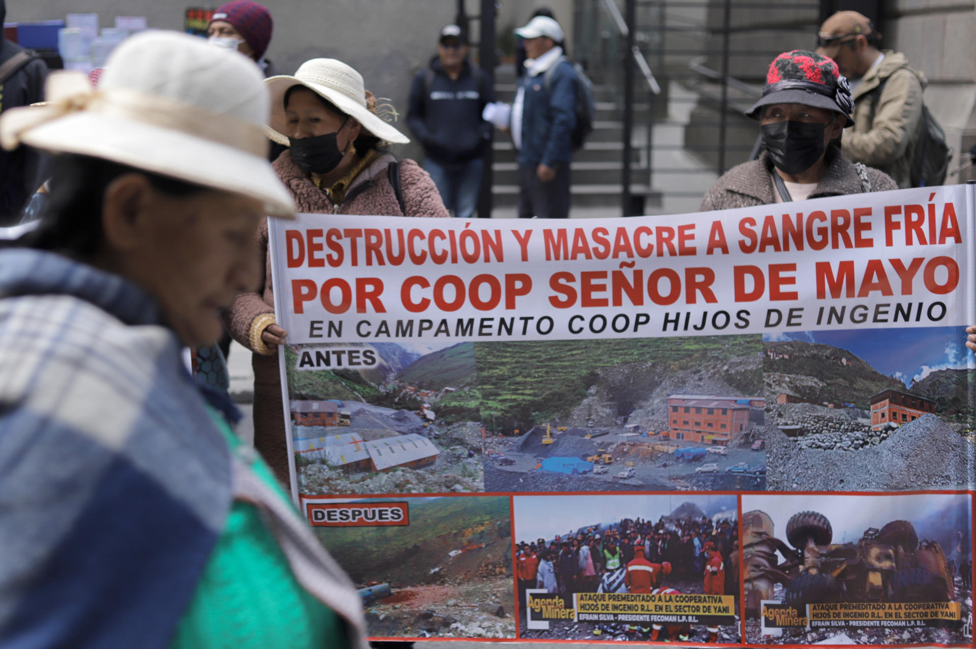 Personas se manifiestan durante una protesta de mineros este lunes en La Paz (Bolivia). EFE/ Gabriel Márquez
