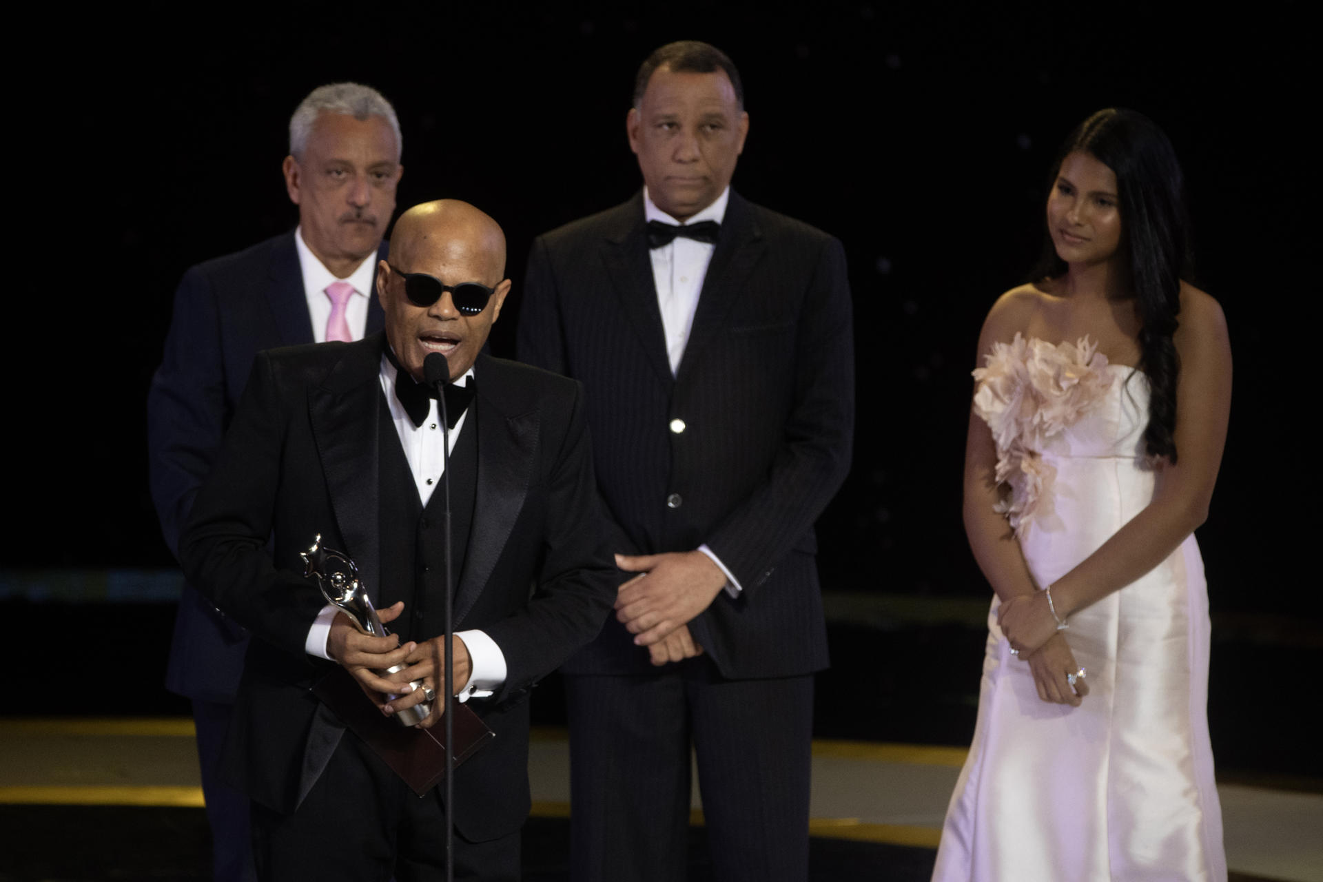 Fotografía de archivo que muestra al cantante dominicano Rubby Pérez hablando luego de recibir un Premio Soberano, que le otorgó la Asociación de Cronistas de Arte (Acroarte), en una ceremonia en el Teatro Nacional, en Santo Domingo (República Dominicana). EFE/ Orlando Barría