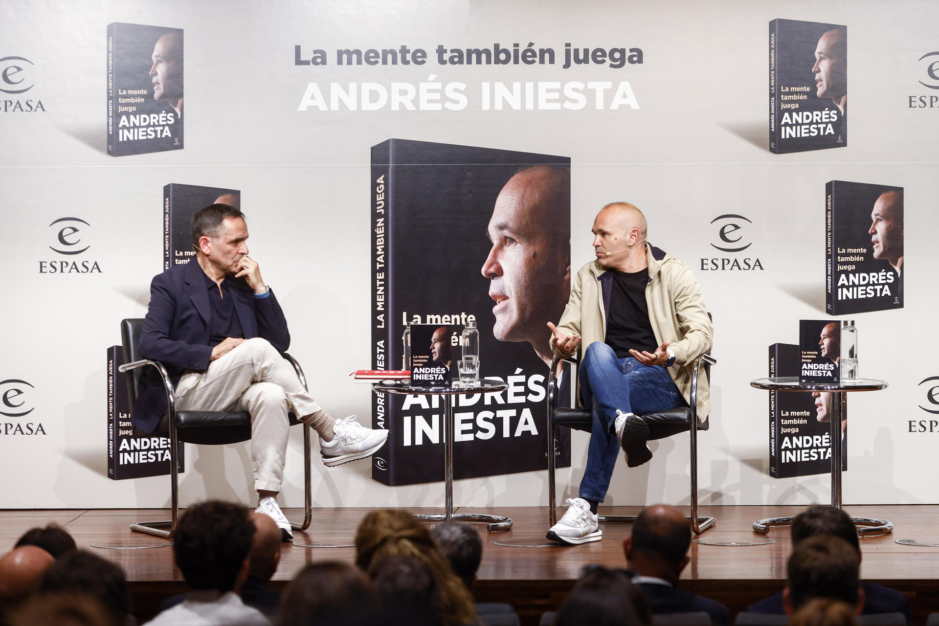 El exfutbolista Andrés Iniesta, junto al periodista Marcos López (i), presenta su libro 'La Mente también juega' libro 'La Mente también juega' en el que comparte un testimonio sobre salud mental, familia y superación este martes, en Barcelona. EFE/ Quique García