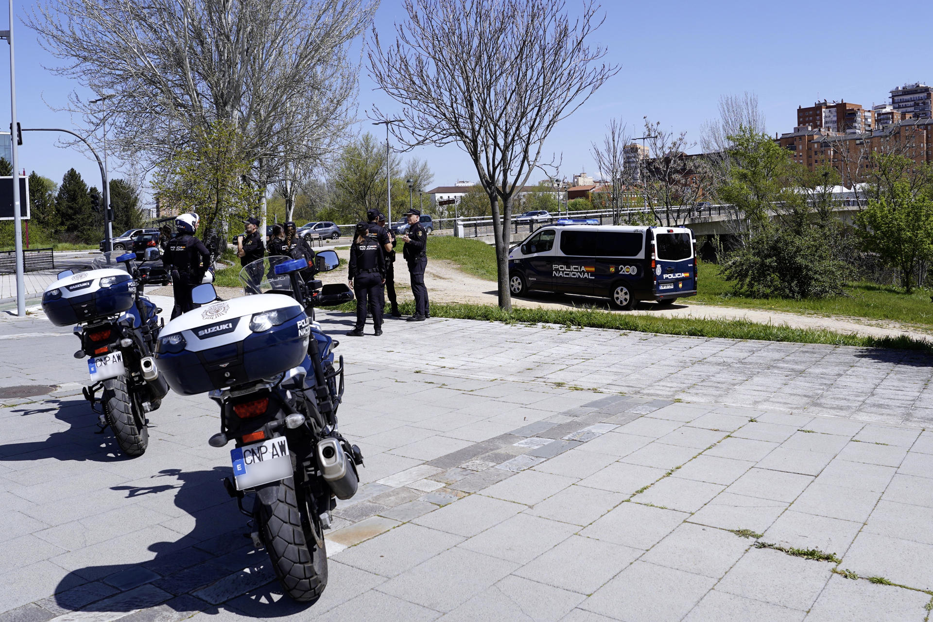 Efectivos de la Policía Nacional en la zona en la que ha aparecido el cuerpo sin vida de un hombre, en el tramo del rio Pisuerga comprendido entre Juan de Austria y el Museo de la Ciencia de la capital vallisoletana, una zona en la que se está buscando al joven zaragozano desaparecido hace días, sin que por el momento se conozca la identidad del cadáver encontrado. EFE/Nacho Gallego