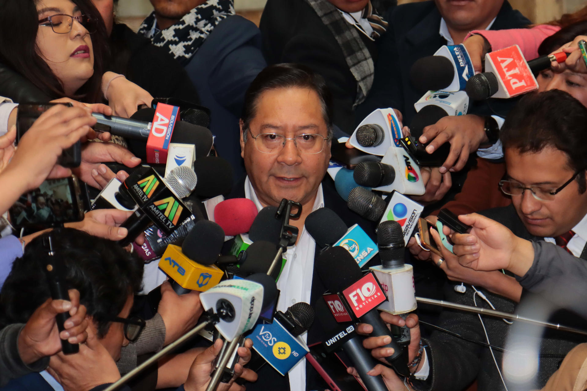El presidente de Bolivia, Luis Arce (c), al atender a la prensa este lunes, 7 de abril, en La Paz (Bolivia). EFE/STR
