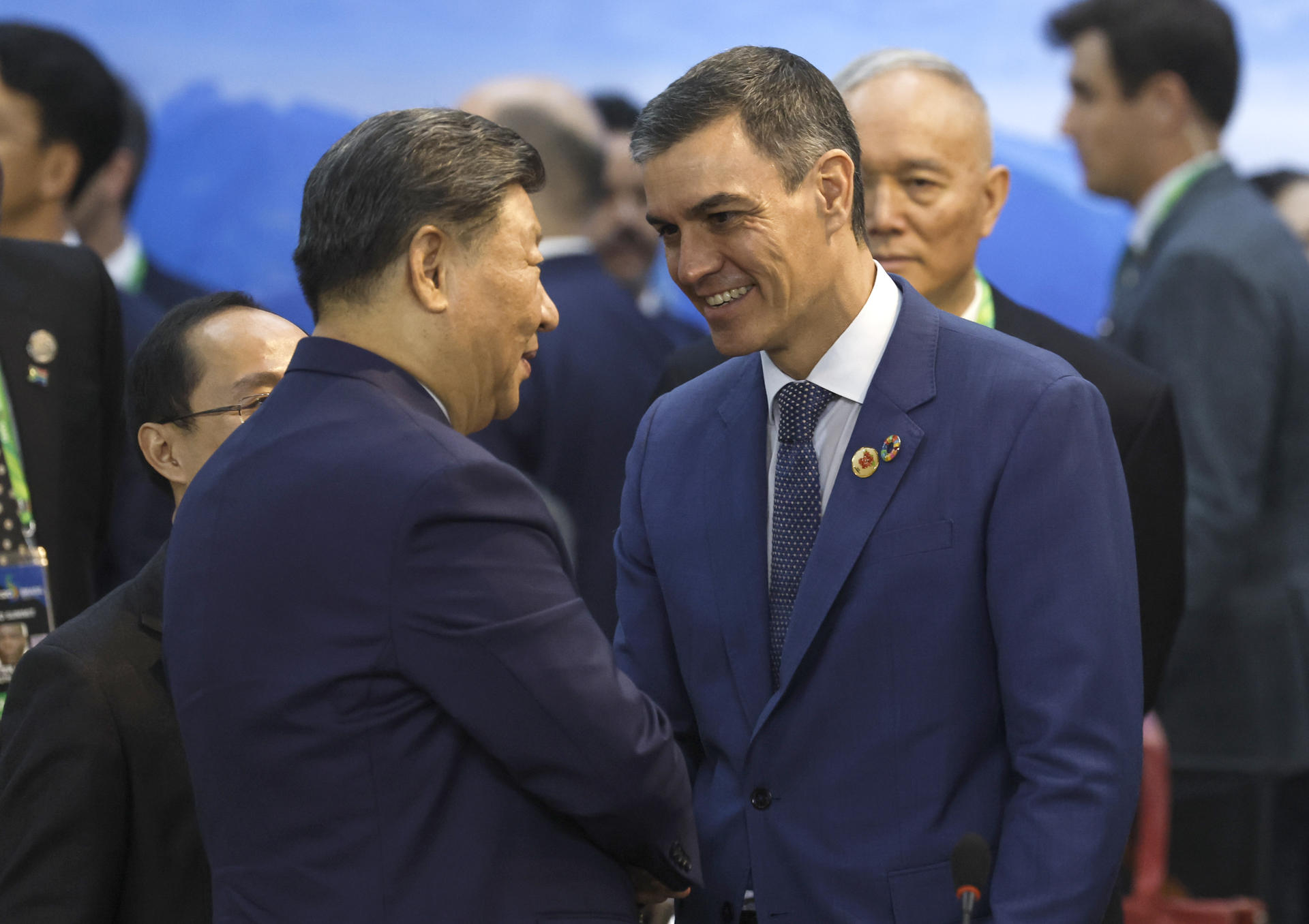 RIO DE JANEIRO (BRASIL), 18/11/2024.- El presidente del gobierno de España, Pedro Sánchez (d), en una imagen de archivo saludando al presidente chino, Xi Jinping (i), durante la apertura de la Cumbre de jefes de Estado del G20 que tuvo lugar en Río de Janeiro, (Brasil) en noviembre de 2024. EFE/ Antonio Lacerda