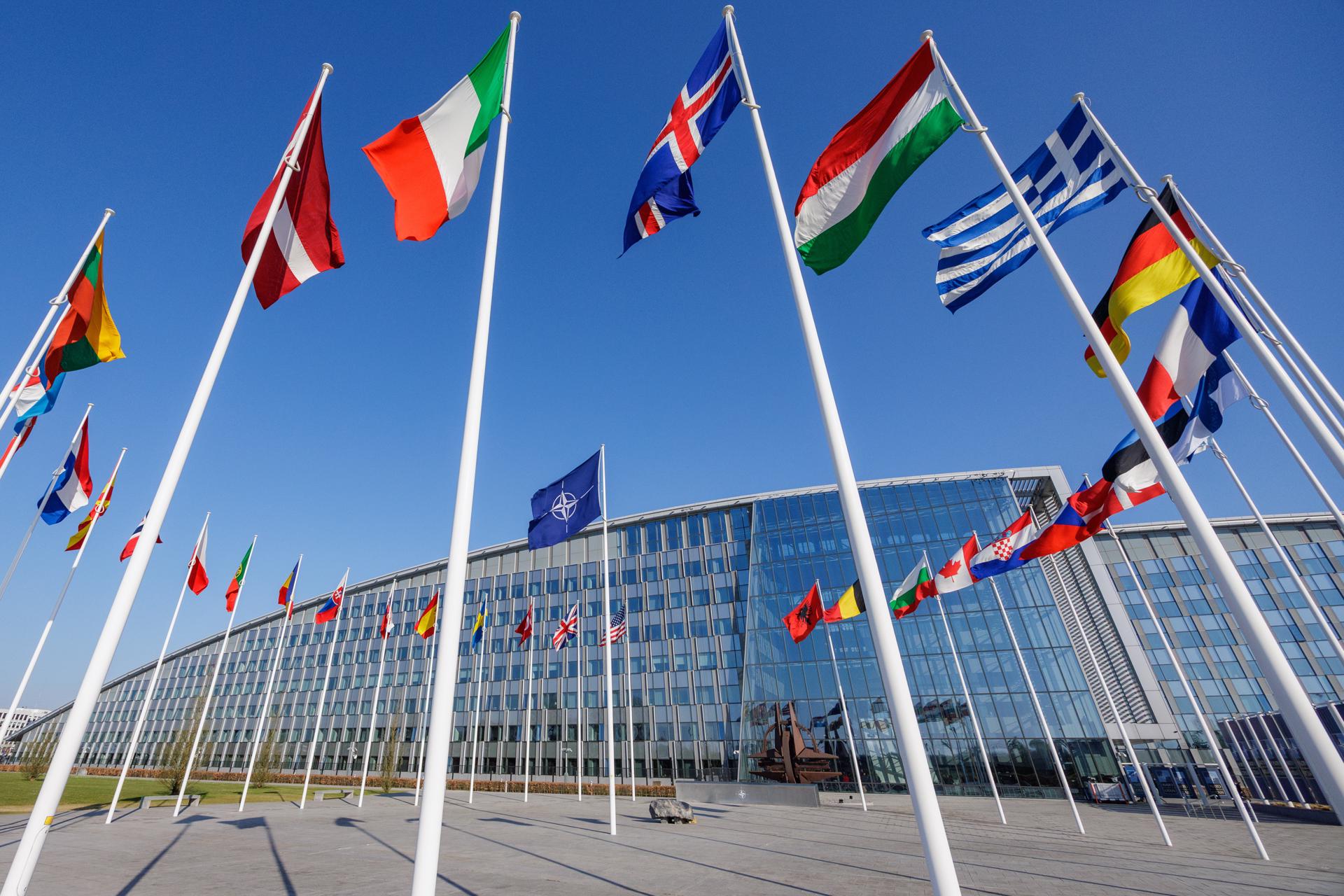 La bandera de la OTAN y las de sus estados miembros ondea durante la reunión este jueves de los ministros de Relaciones Exteriores de la Organización del Tratado del Atlántico Norte (OTAN) en Bruselas. EFE/EPA/OLIVIER MATTHYS