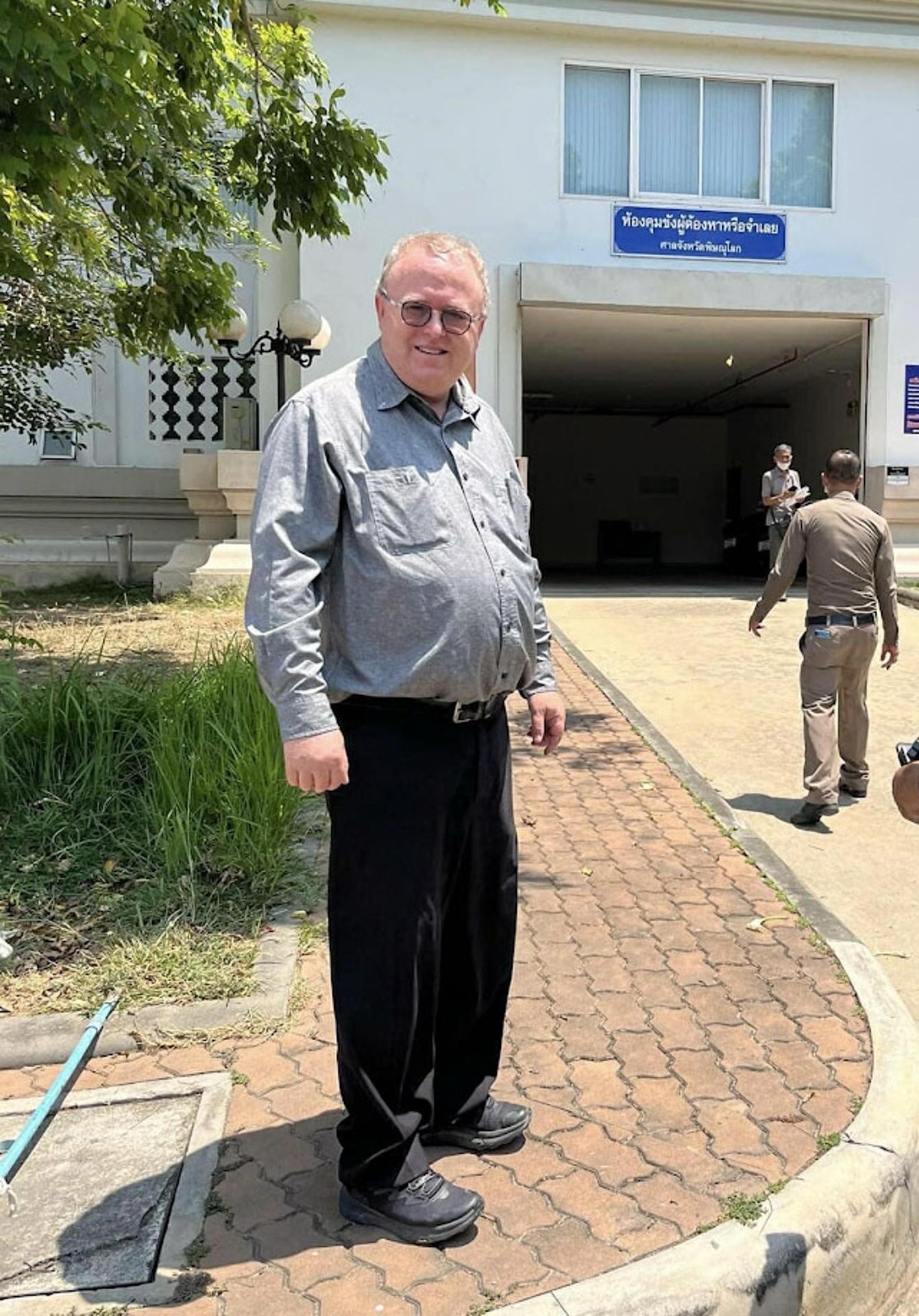 PHITSANULOK (TAILANDIA), 10/04/2025.- El académico estadounidense Paul Chambers antes de acudir el pasado 8 de marzo a una comisaría en Tailandia para afrontar una denuncia de vulnerar la ley de lesa majestad. Las autoridades tailandesas han dejado en libertad bajo fianza al académico estadounidense Paul Chambers, tras detenerlo el martes acusado de vulnerar la ley de lesa majestad, que protege de toda crítica a la monarquía de ese país, informaron este jueves sus abogados. EFE/ Thai Lawyers For Human Rights SOLO USO EDITORIAL/SOLO DISPONIBLE PARA ILUSTRAR LA NOTICIA QUE ACOMPAÑA (CRÉDITO OBLIGATORIO)