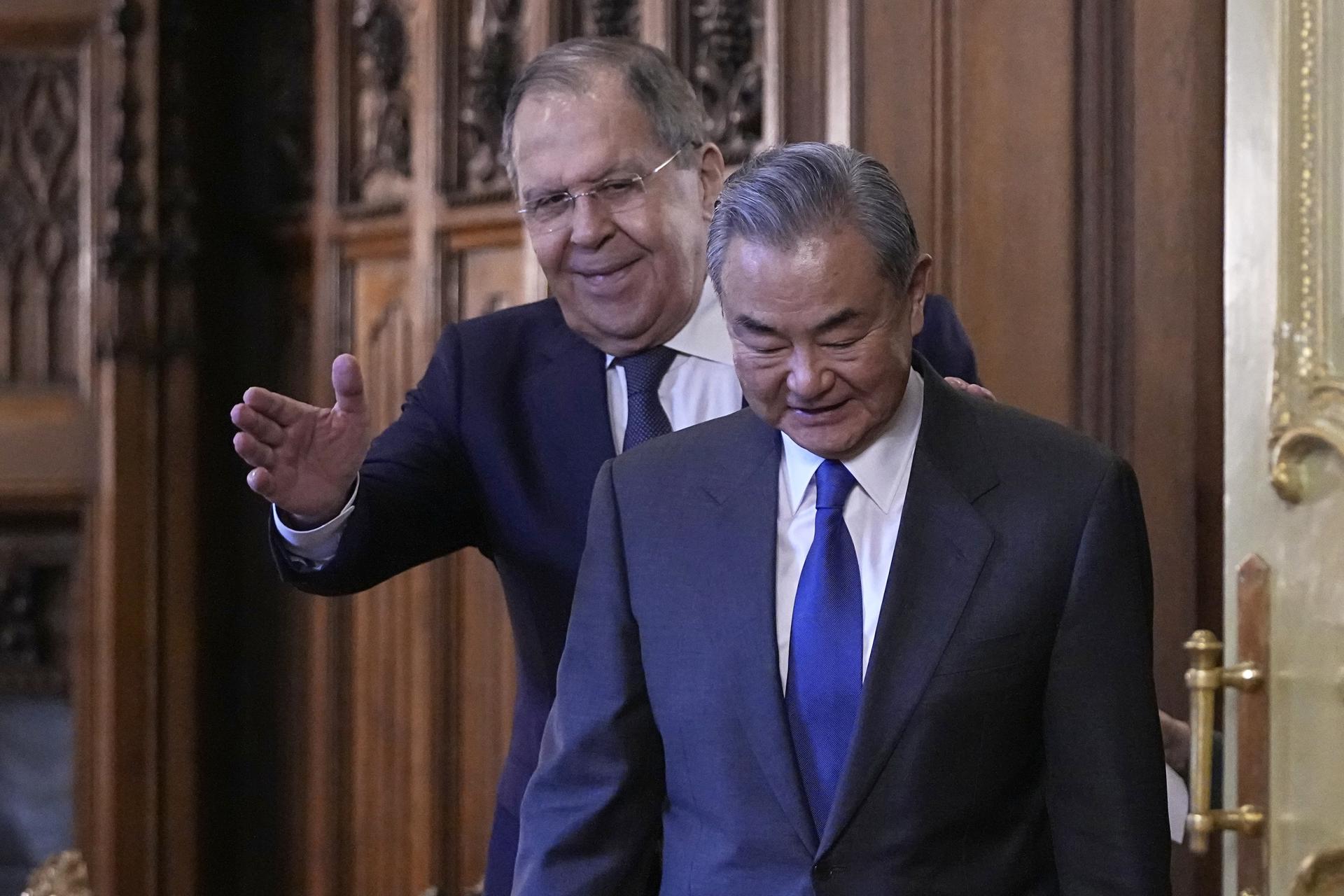 El Ministro de Relaciones Exteriores ruso, Sergei Lavrov (I), y el Ministro de Relaciones Exteriores chino, Wang Yi, entran a un salón para asistir a una ceremonia de firma tras su reunión en Moscú, Rusia, 01 de abril de 2025. El ministro de Relaciones Exteriores de China está en una visita de trabajo de tres días a Rusia. (Rusia, Moscú) EFE/EPA/PAVEL BEDNYAKOV / POOL