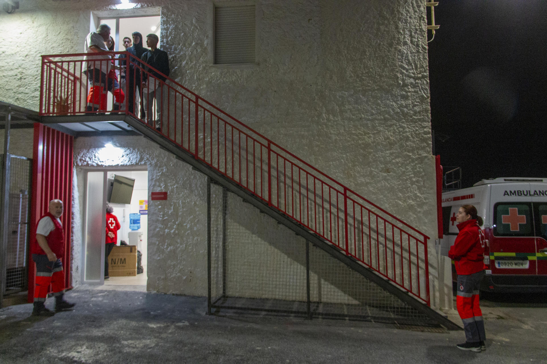 La Guardia Civil ha detenido este miércoles en una playa de Gualchos-Castell de Ferro (Granada) a 17 personas de origen magrebi, entre las que podría haber al menos 5 menores, que llegaron a la costa tras viajar en una embarcación neumática de alta potencia. EFE / Alba Feixas