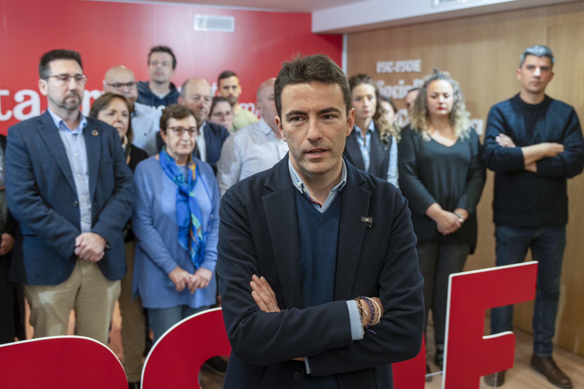 El secretario general del PSOE de Cantabria, Pedro Casares (c) hace declaraciones de condena ante el acto violento contra la sede del PSOE de Cantabria este sábado. EFE/ Román G. Aguilera