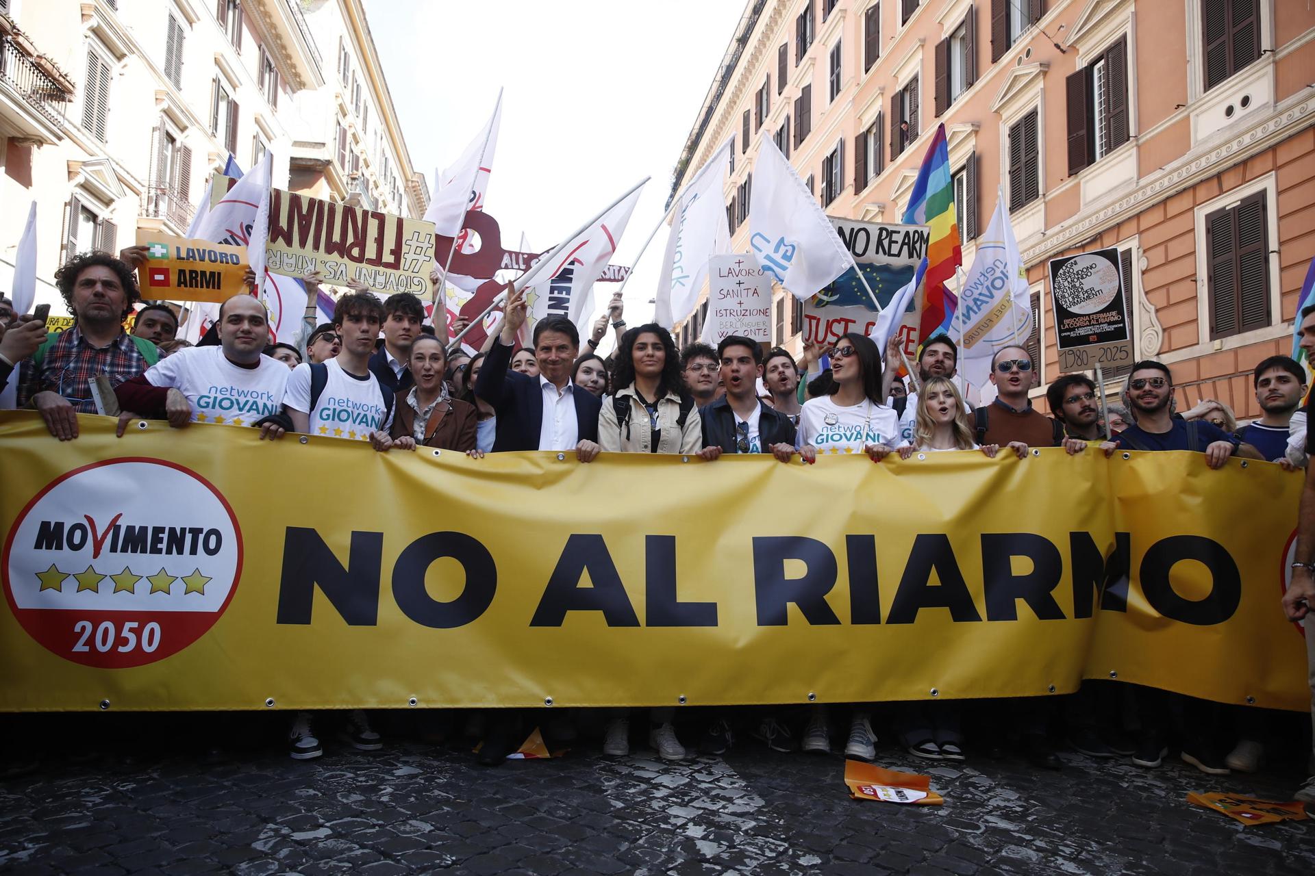 El líder del M5S y ex primer ministro italiano, Giuseppe Conte, durante una marcha en Roma contra el gasto militar en Europa. EFE/EPA/ANGELO CARCONI