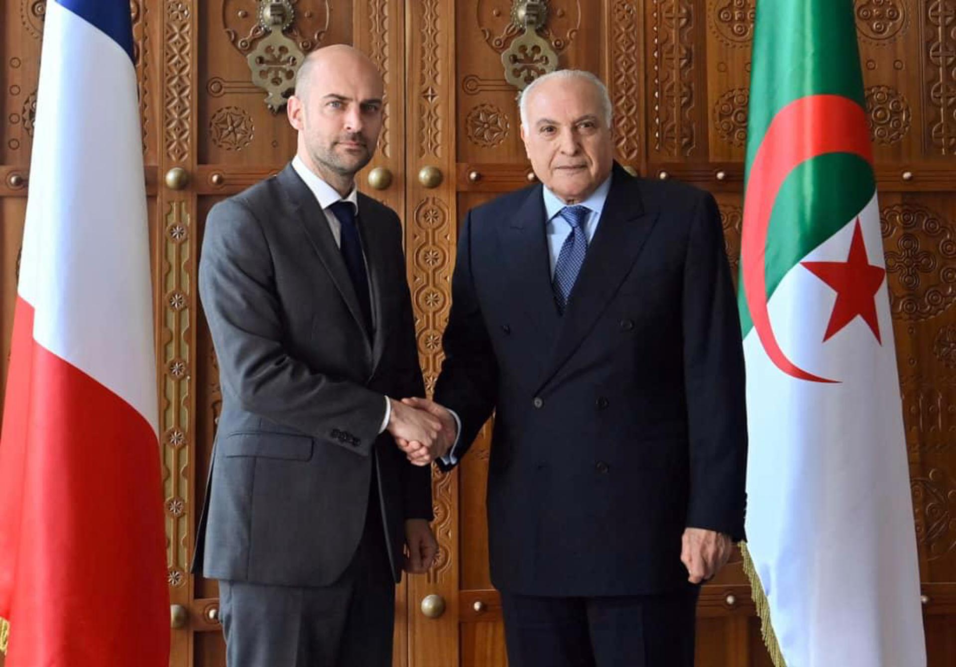 El ministro francés de Exteriores, Jean-Noël Barrot (I), este domingo en Argel con su homólogo argelino, Ahmed Attaf (D). EFE/EPA/ALGERIAN MINISTRY OF FOREIGN AFFAIRS HANDOUT HANDOUT EDITORIAL USE ONLY/NO SALES