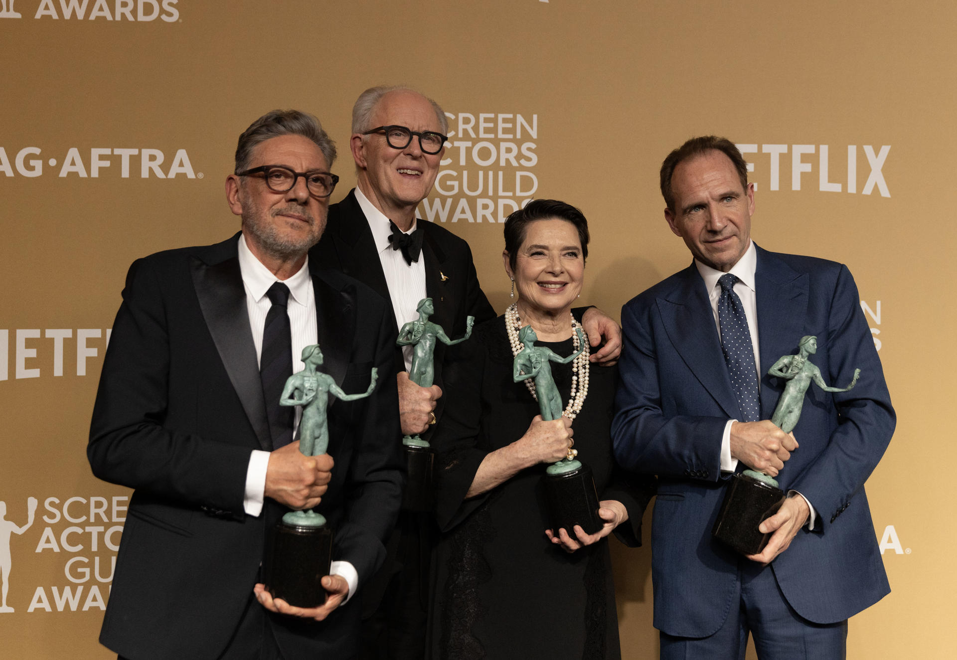 Fotografía de archivo, tomada el pasado 23 de febrero, en la que aparecen los actores Sergio Castellitto (i), John Lithgow (2i), Isabella Rossellini (2d) y Ralph Fiennes (d), ganadores del premio a la Mejor Interpretación de un Elenco en una Película por "Conclave" en la edición 31 de los Screen Actors Guild Awards, en Los Ángeles (CA, EE.UU.). EFE/Armando Arorizo